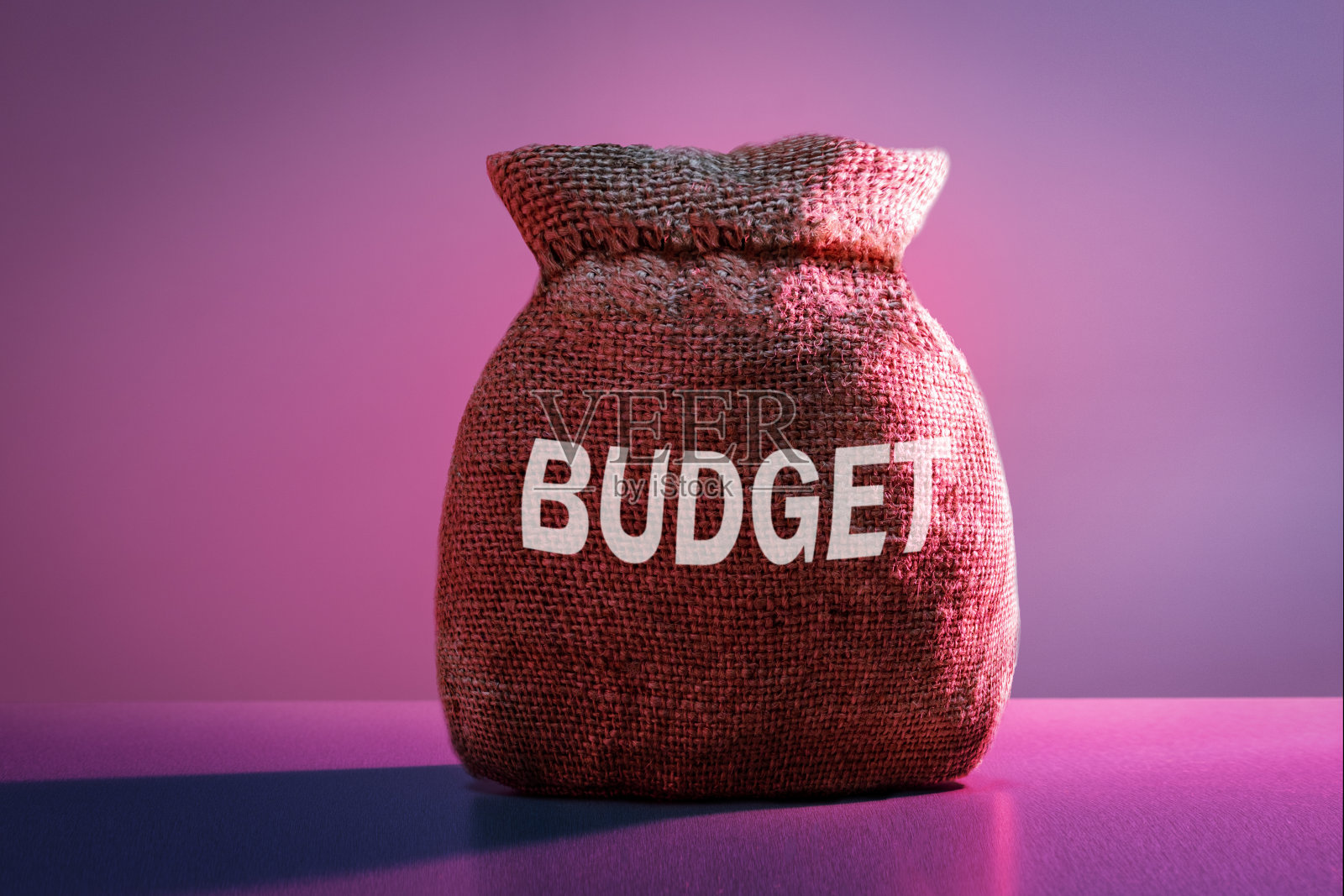 文本预算写在钱袋上。预算的概念。照片摄影图片
