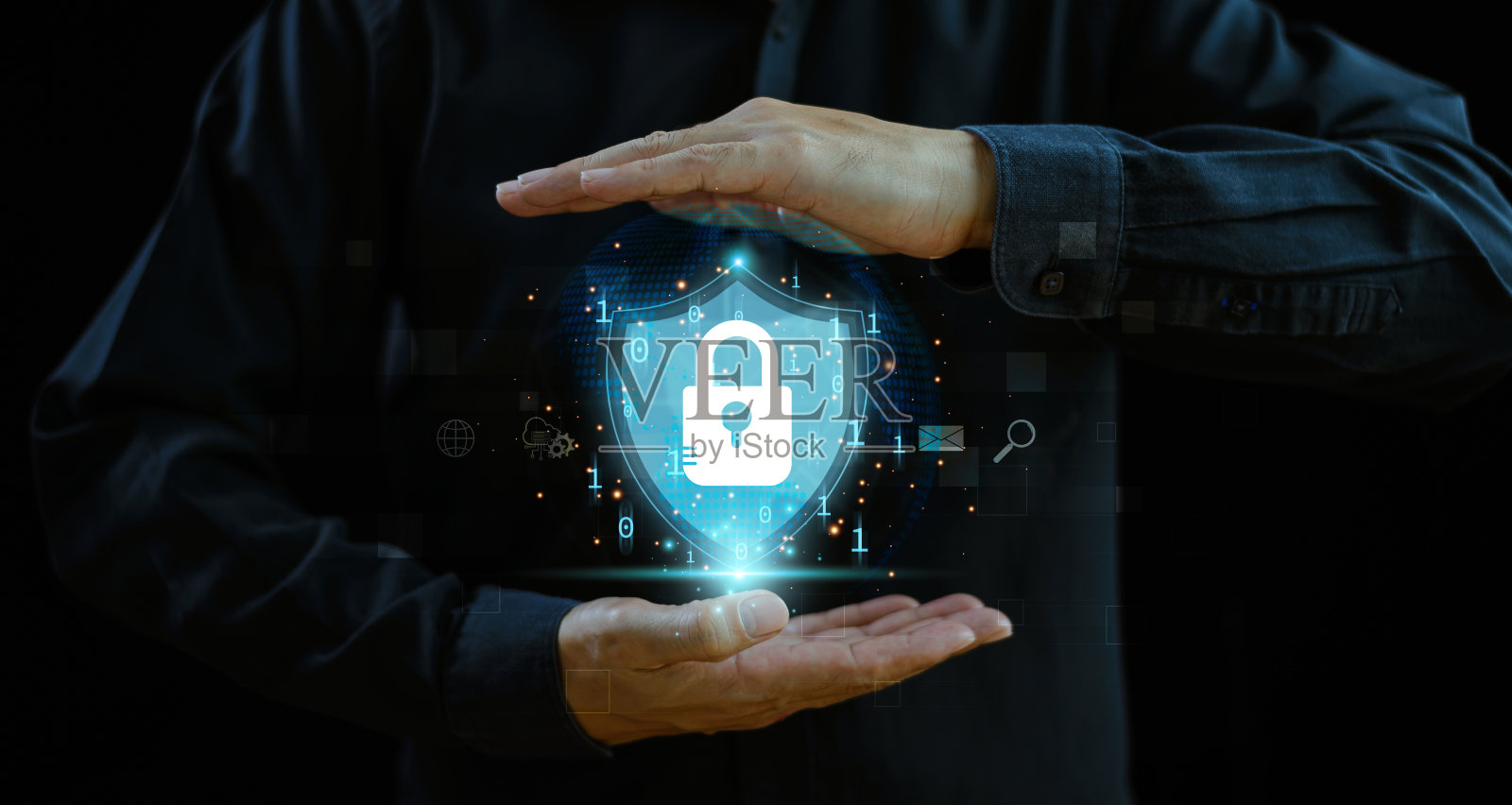 网络安全隐私概念。锁图标和互联网网络安全技术保护数据信息。商人在智能手机上显示个人数据信息保护，虚拟屏幕网络技术照片摄影图片