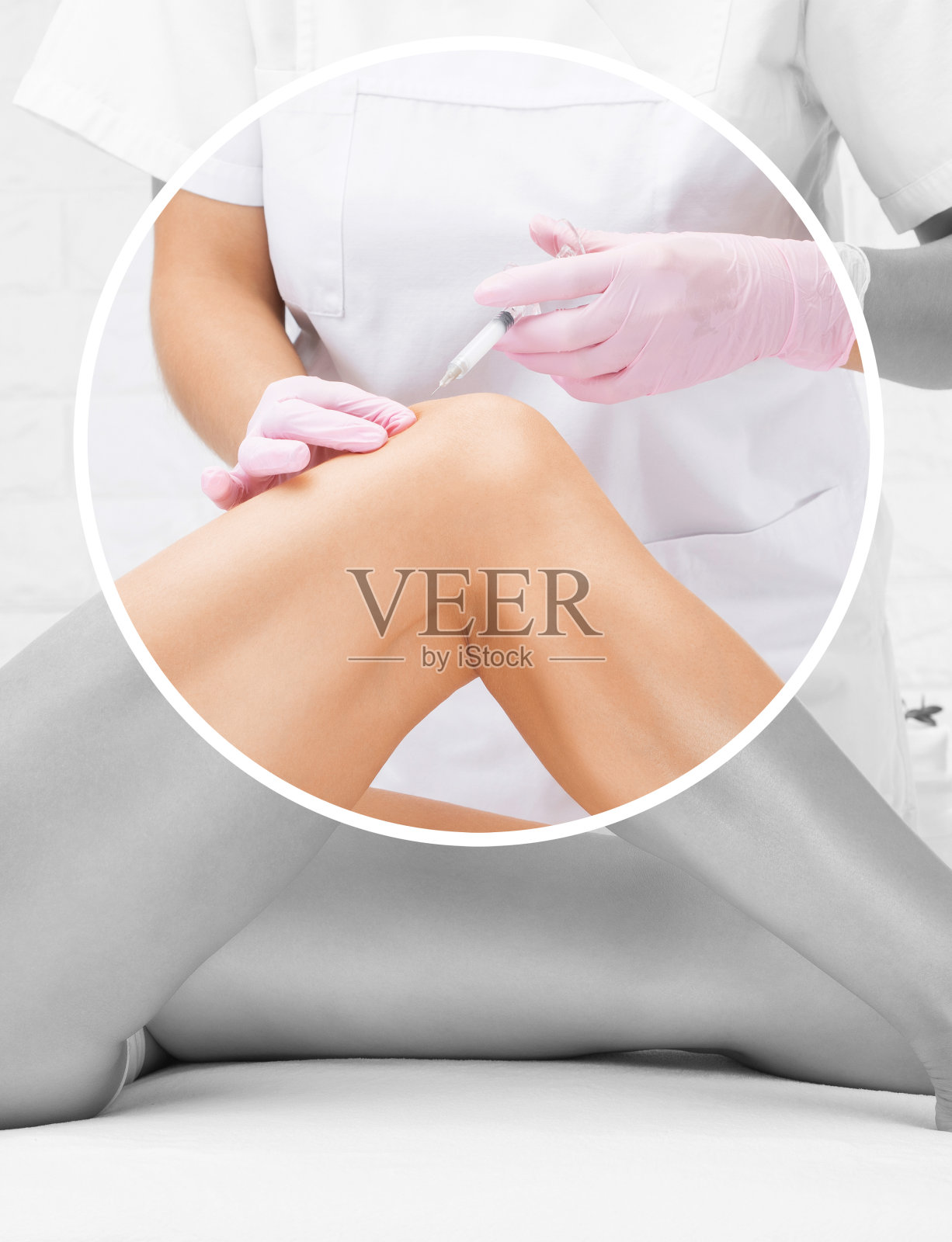 一位美容医生正在给女性的臀部、腿部和大腿注射脂肪分解剂。美容院的女性审美美容。照片摄影图片