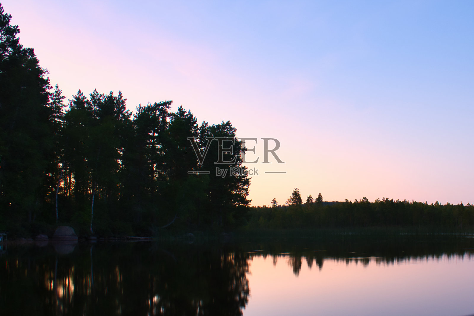 瑞典湖边的日落。平静水面上的蓝色时光。来自斯堪的纳维亚半岛的自然照片照片摄影图片