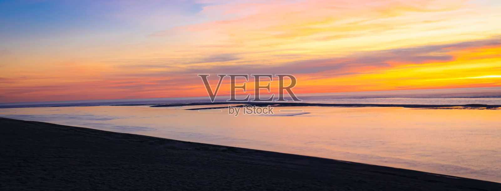 日落场景与夏季沙滩水在热带沙滩背景照片摄影图片