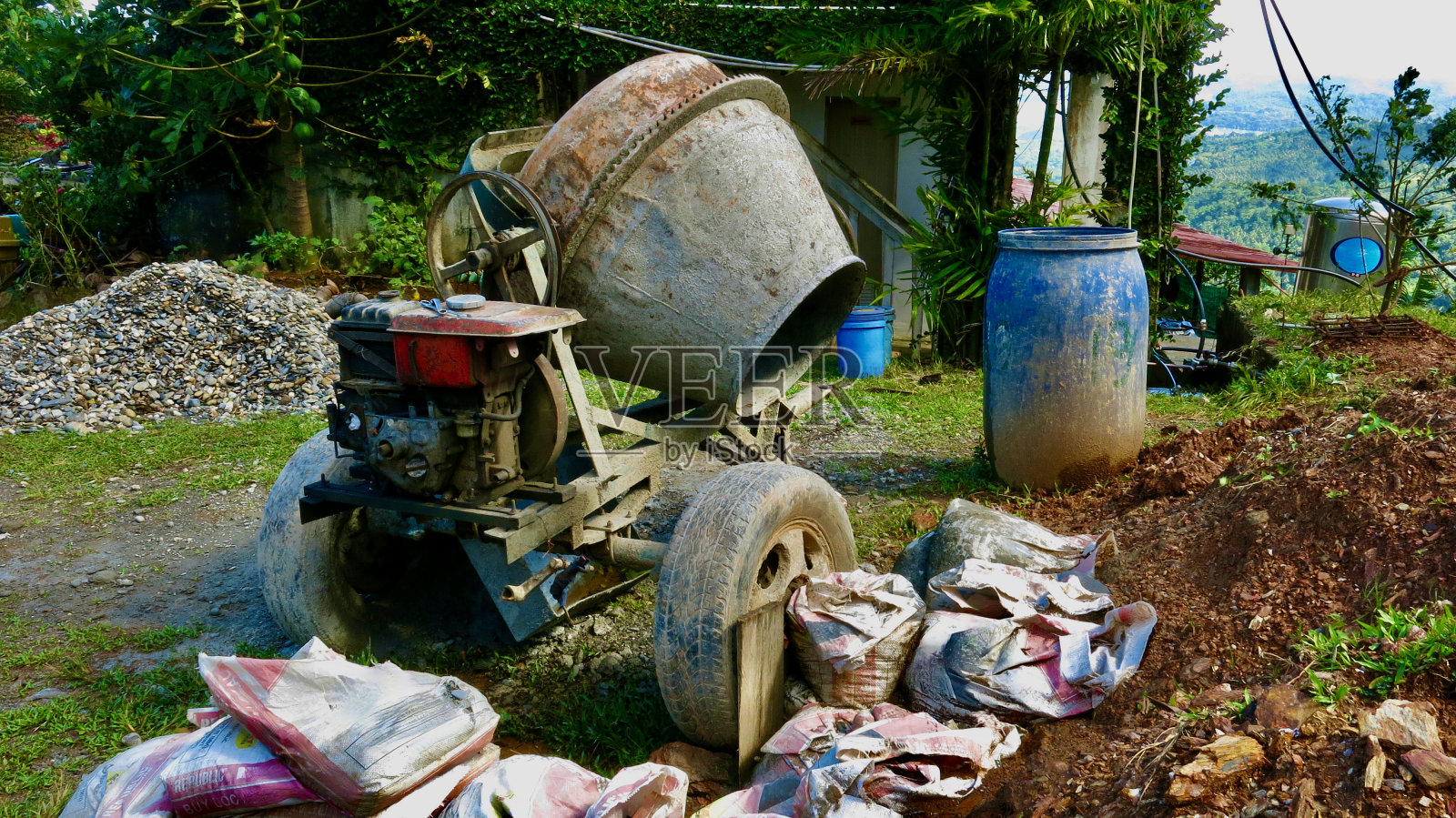 建筑工地的混凝土搅拌机。照片摄影图片