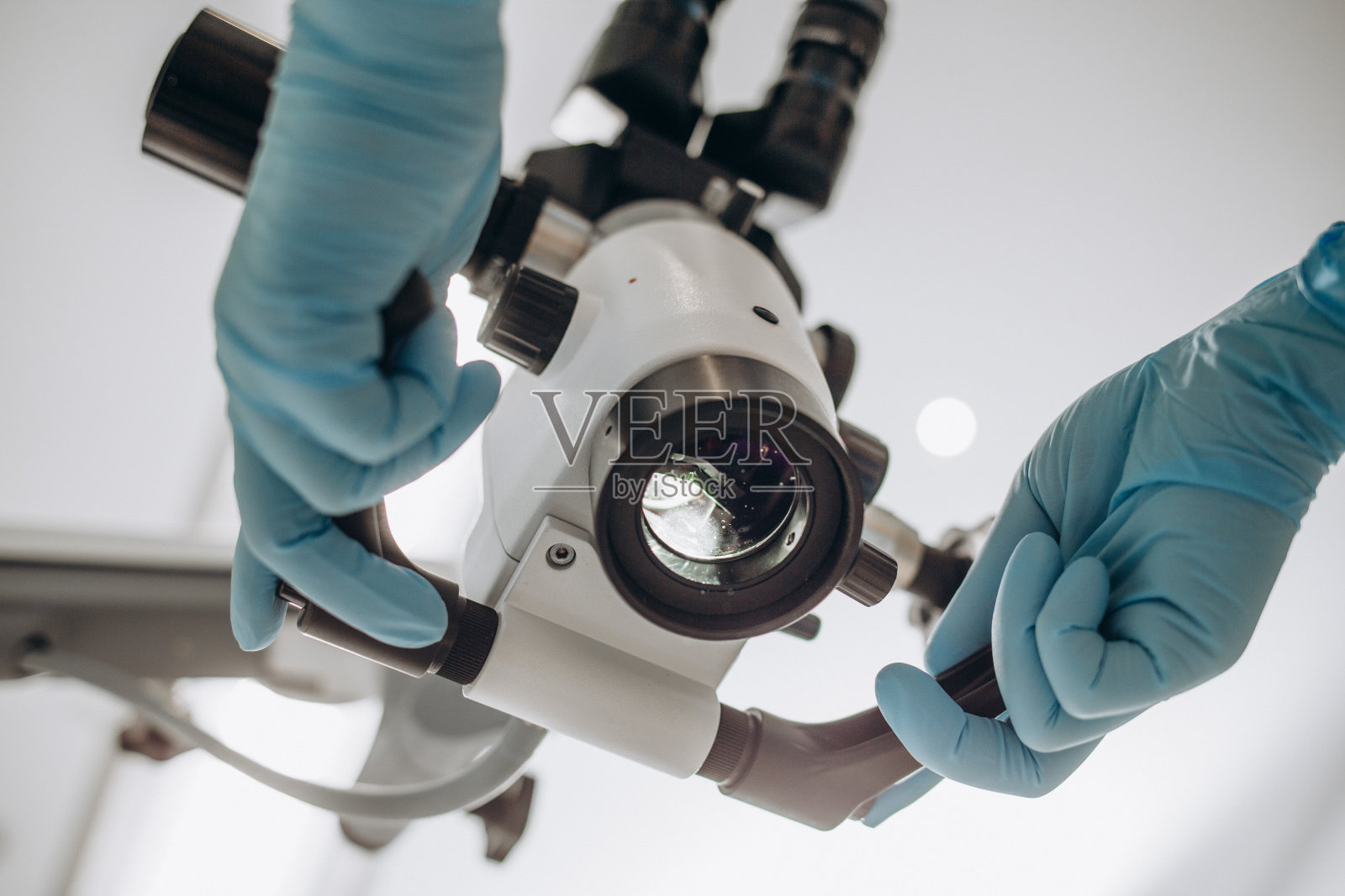 牙科显微镜的背景，一个现代诊所的特写。照片摄影图片