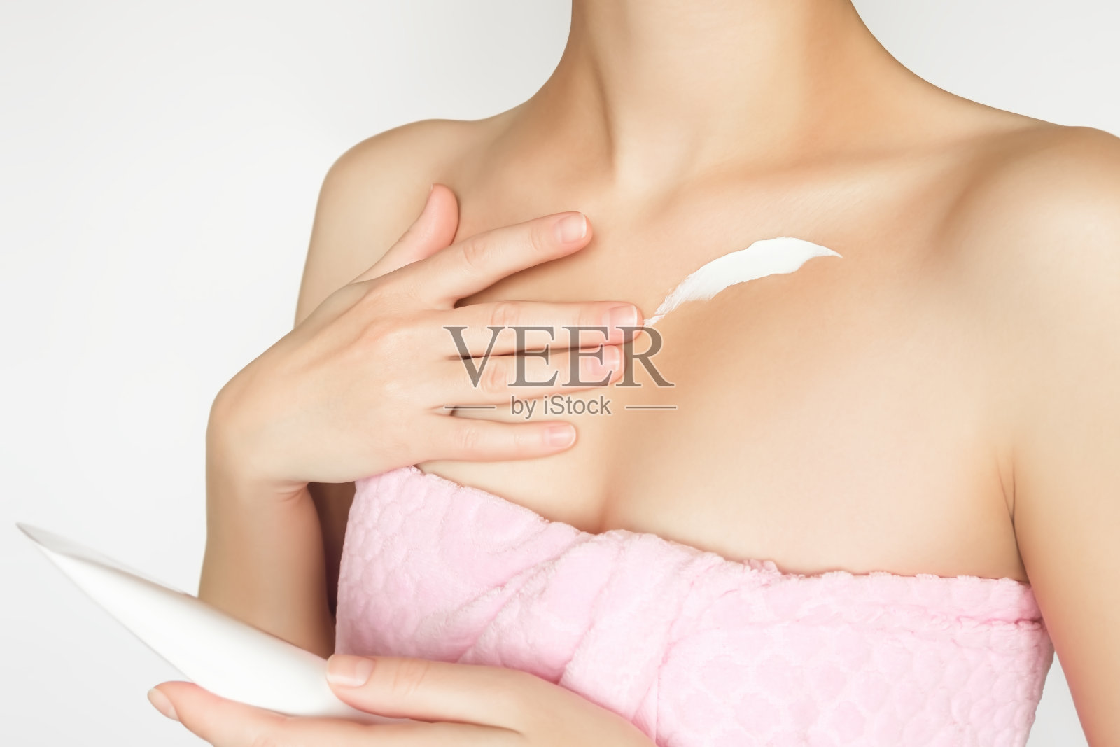 一位女士在腋下涂抹保湿乳液。护肤理念照片摄影图片