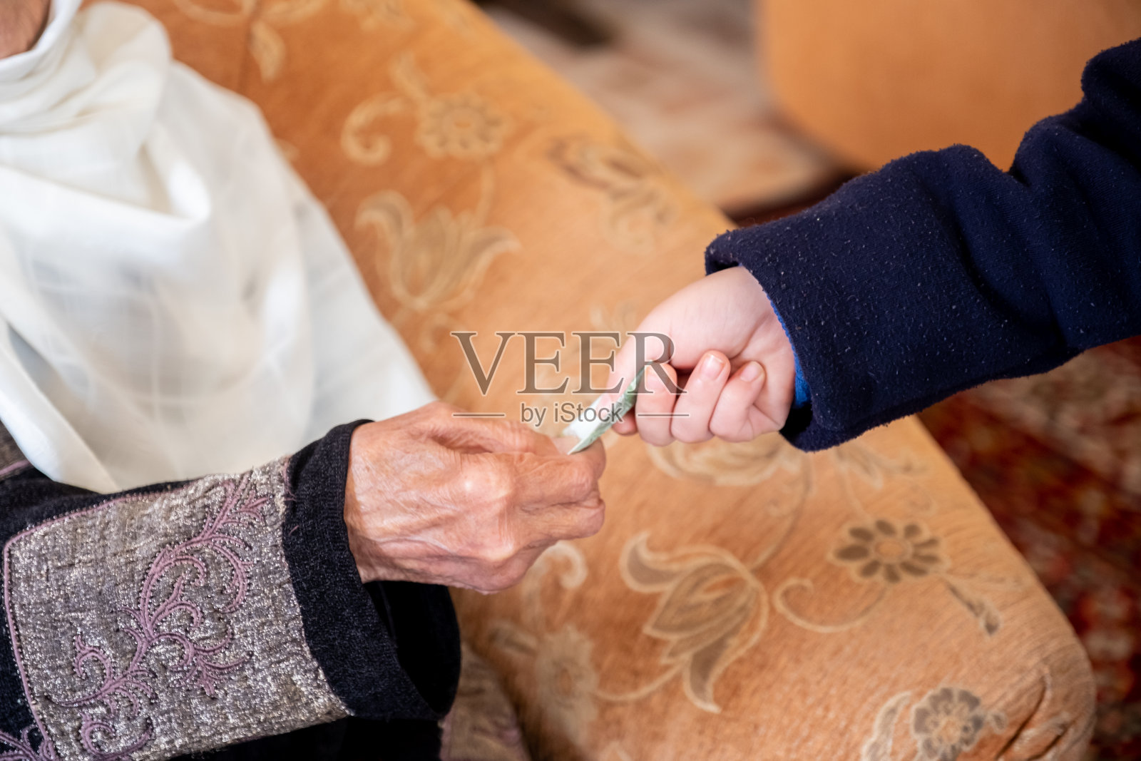 阿拉伯开斋节期间，老妇人给孙子钱照片摄影图片