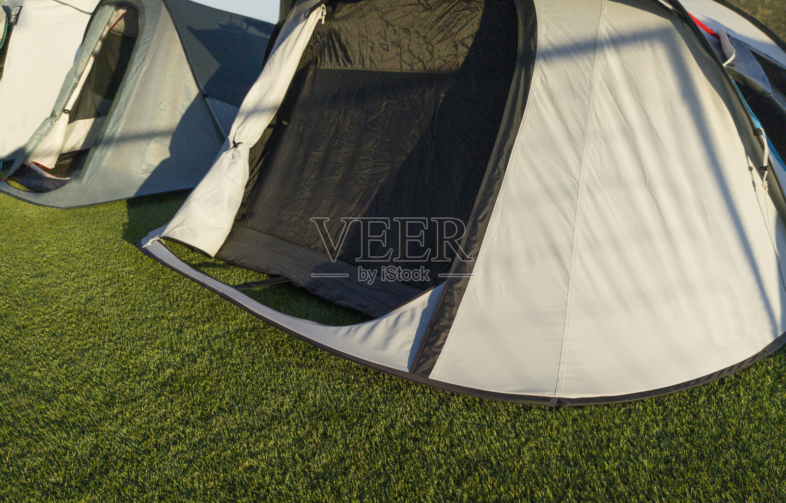 搭建在人造草坪上的帐篷照片摄影图片