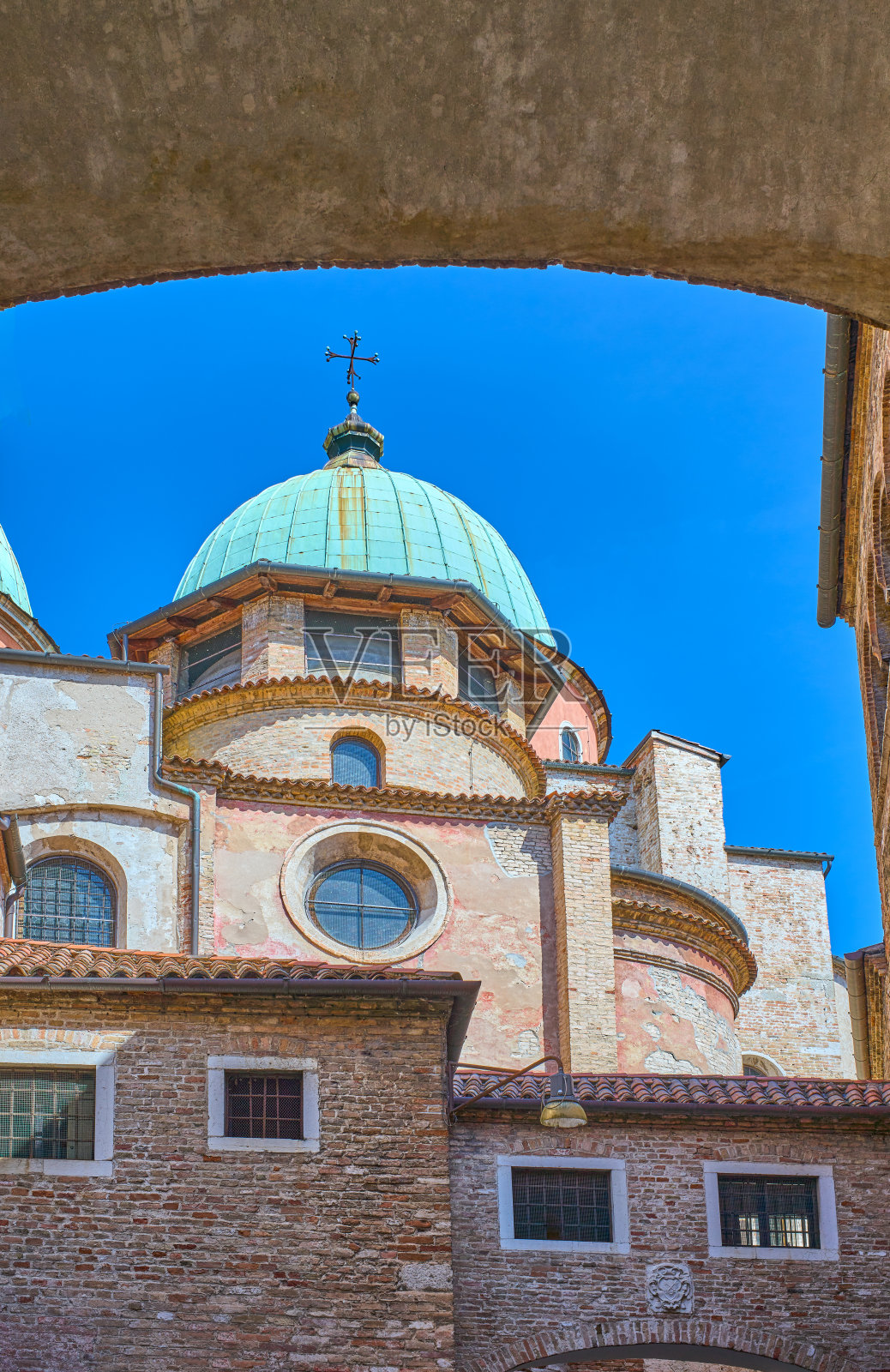 特雷维索和这座城市的建筑照片摄影图片