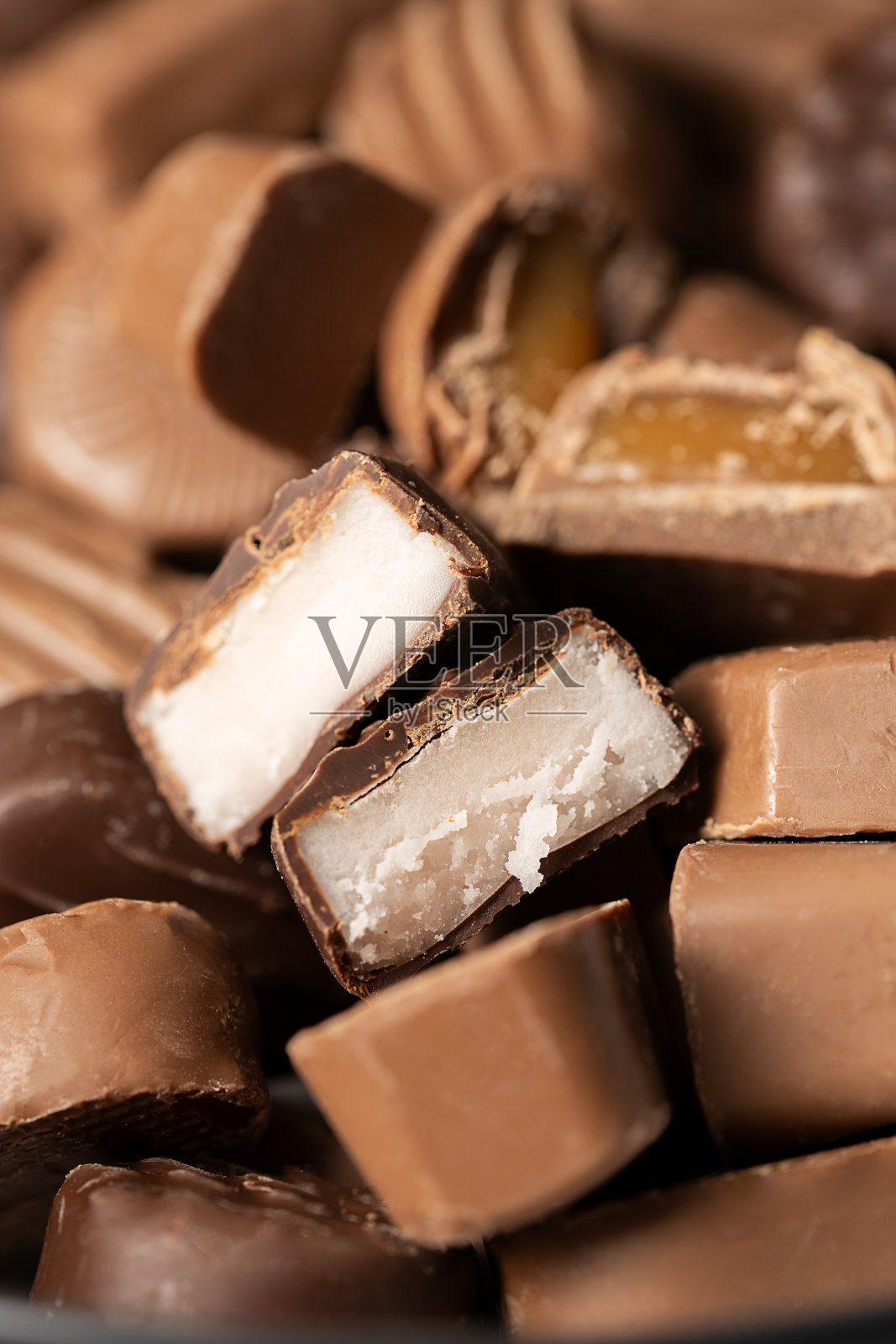 巧克力糖果，果仁糖，松露巧克力。糖瘾概念照片摄影图片