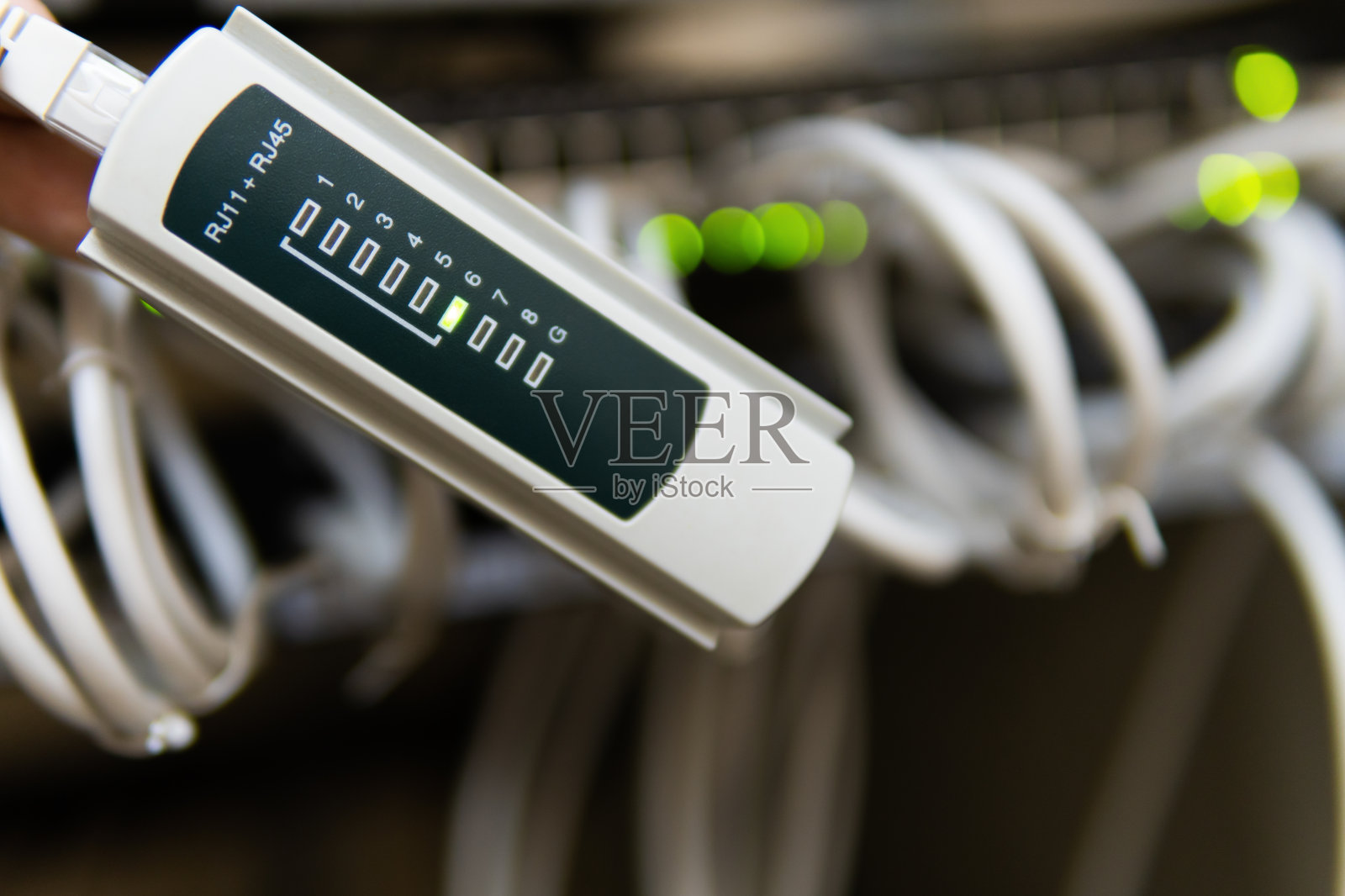 网络交换机和以太网电缆，数据中心概念。照片摄影图片
