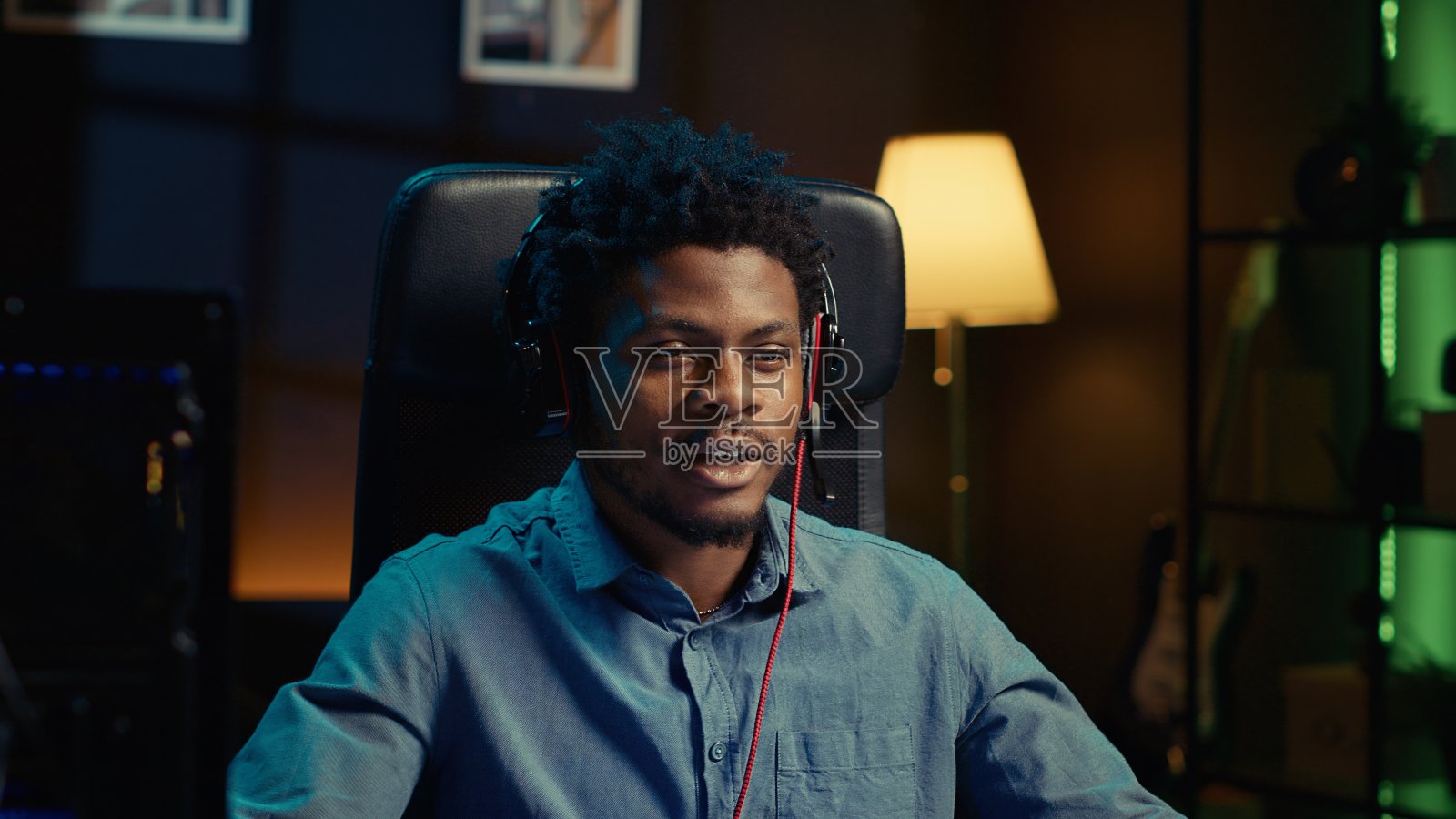 近距离拍摄的男子在家里吸引观众在直播期间，玩电子游戏照片摄影图片