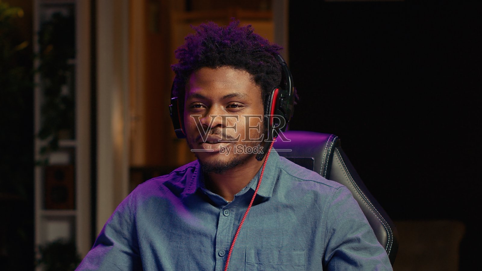 玩家流媒体视频游戏的特写镜头，与观众讨论照片摄影图片