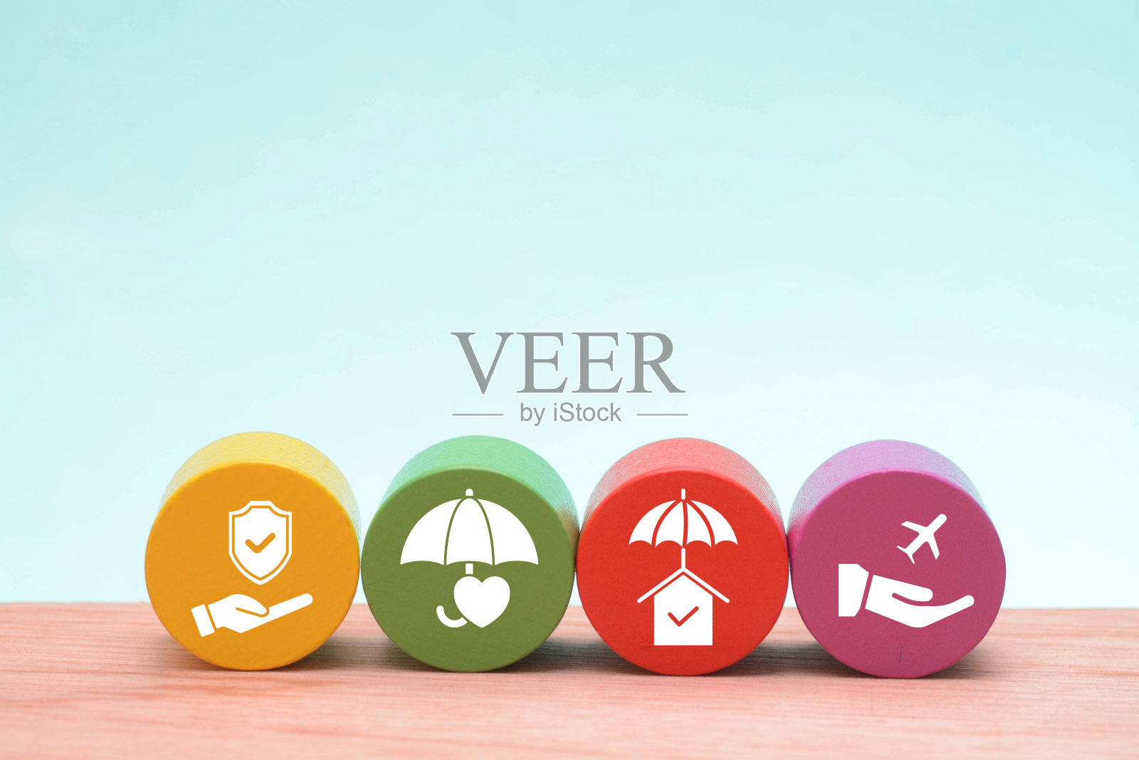 概念性的图像捕捉了财产保险的本质，一个坚固的盾牌包围着房子，象征着安全和覆盖，强调保护财产资产免受不可预见的风险。照片摄影图片