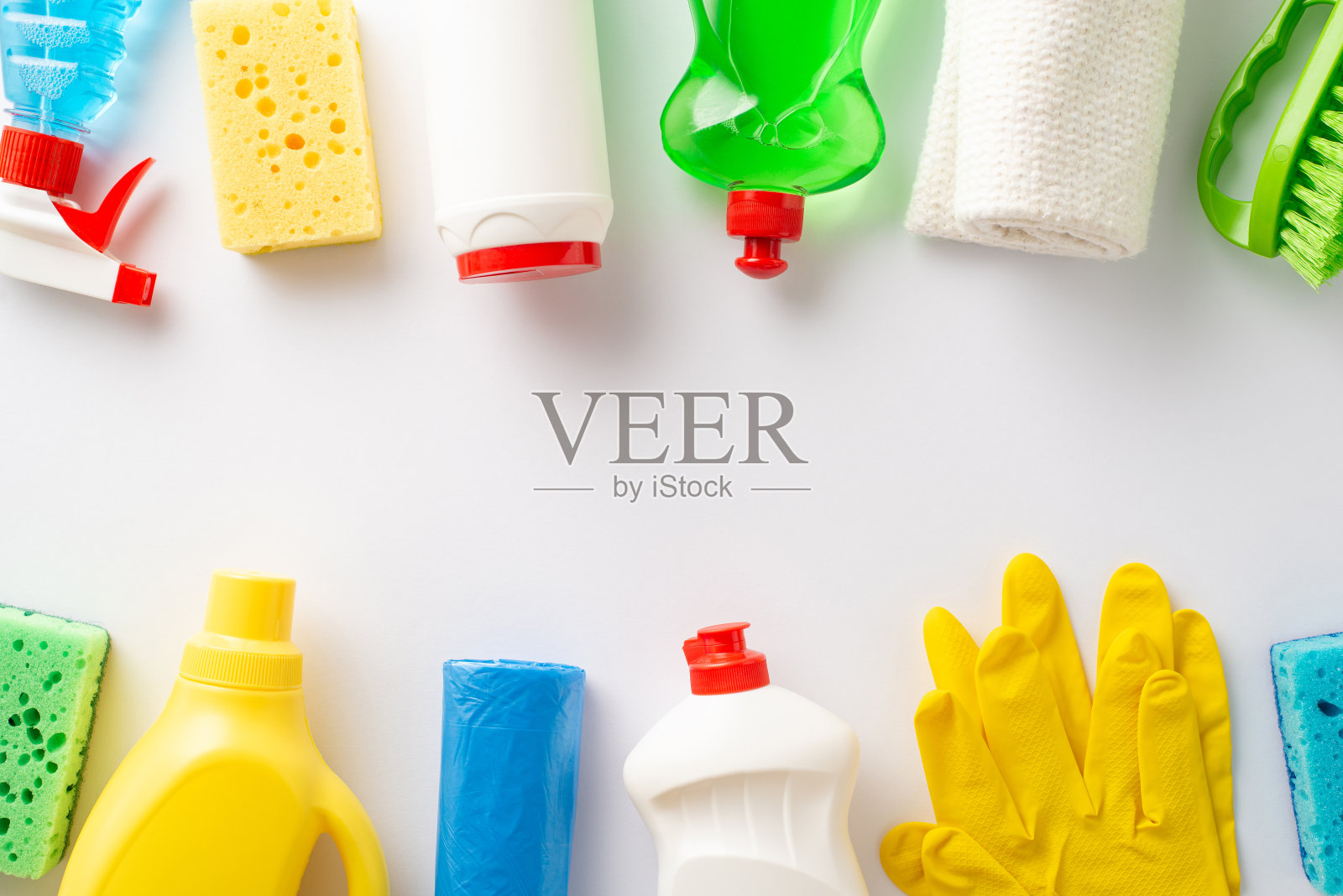 用消毒用品消毒的想法。俯视图清洁布，洗涤器，乳胶手套，擦洗刷，清洁溶液瓶，洗手液凝胶，喷瓶在空白表面的文字或促销照片摄影图片