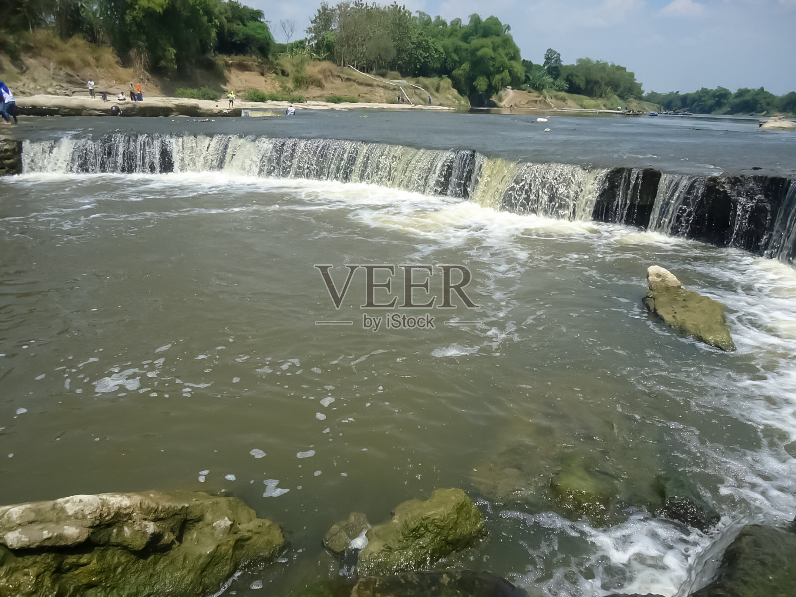 班加班梭罗河的景色，由于漫长的旱季，河水已经退去照片摄影图片