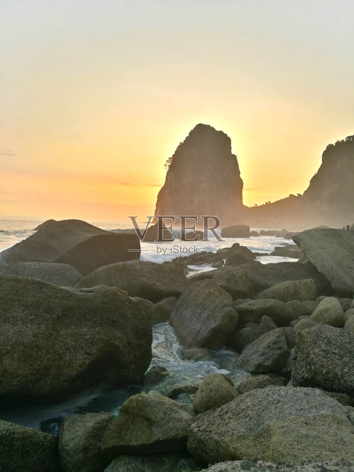 日落时分，印尼东爪哇太平洋岛岩石海滩的美丽景色照片摄影图片