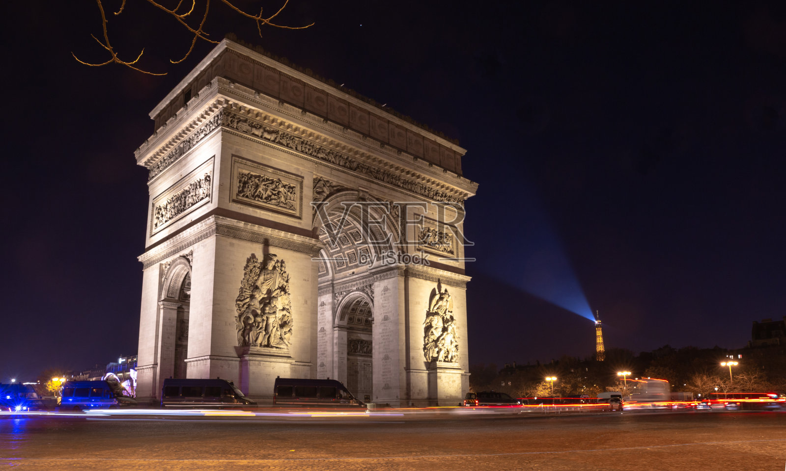法国巴黎的凯旋门和夜间的交通流量照片摄影图片