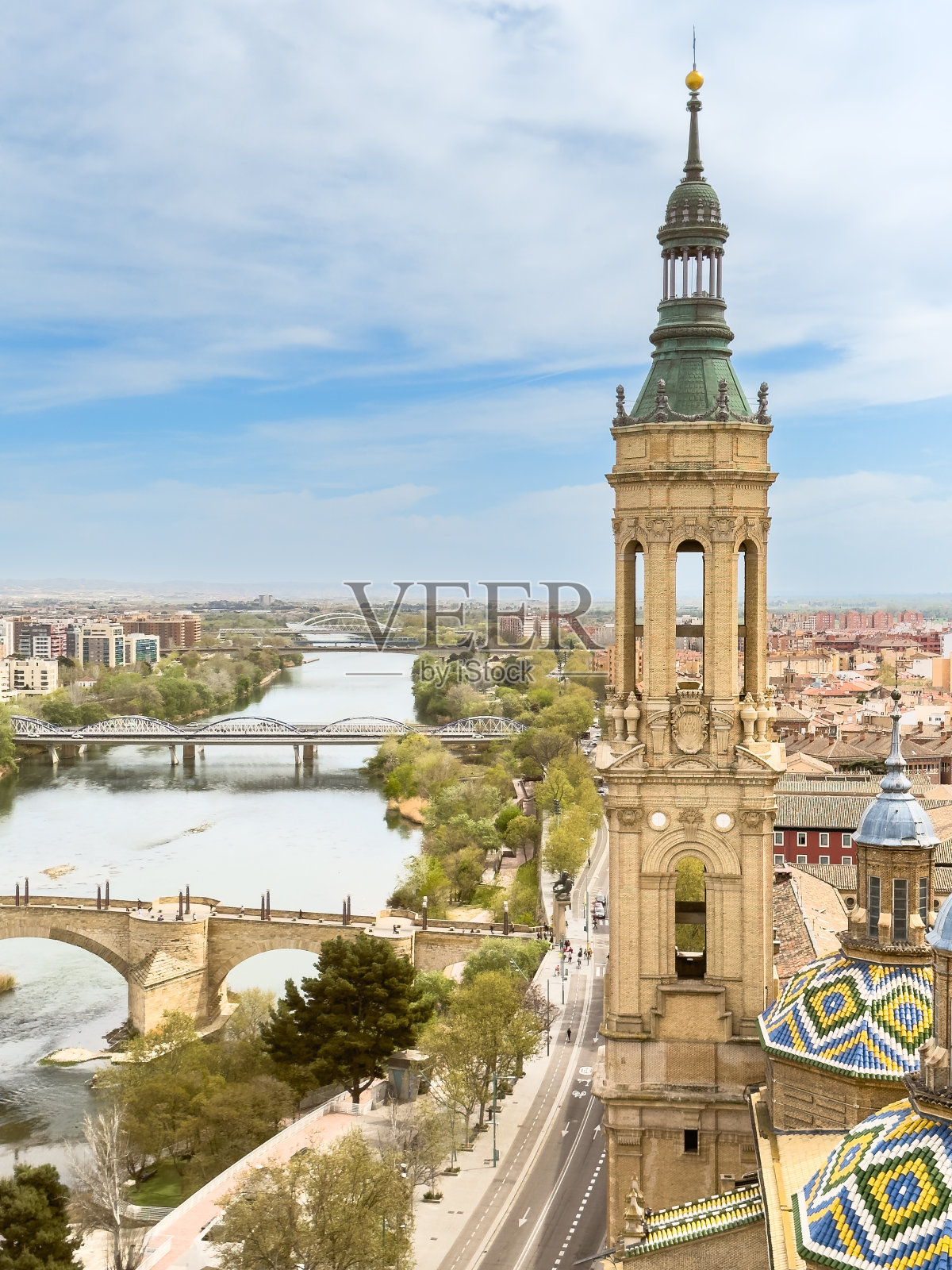 西班牙萨拉戈萨市圣母大教堂的鸟瞰图。照片摄影图片