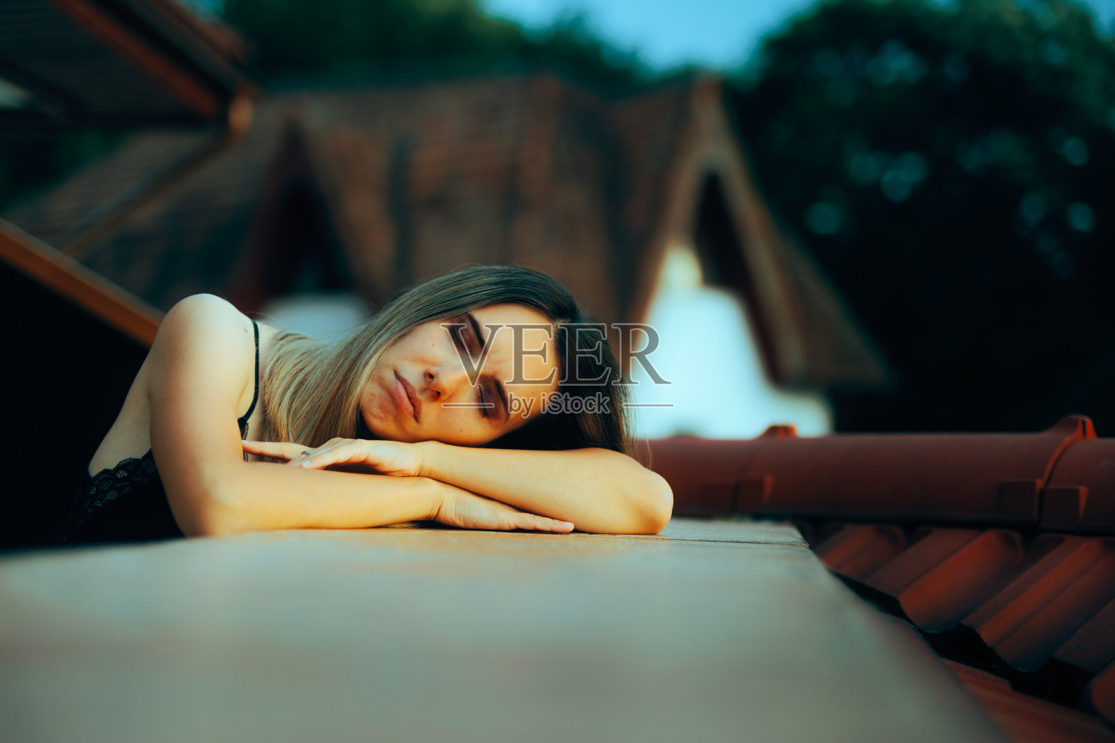 悲伤的女人独自在家中阳台上照片摄影图片