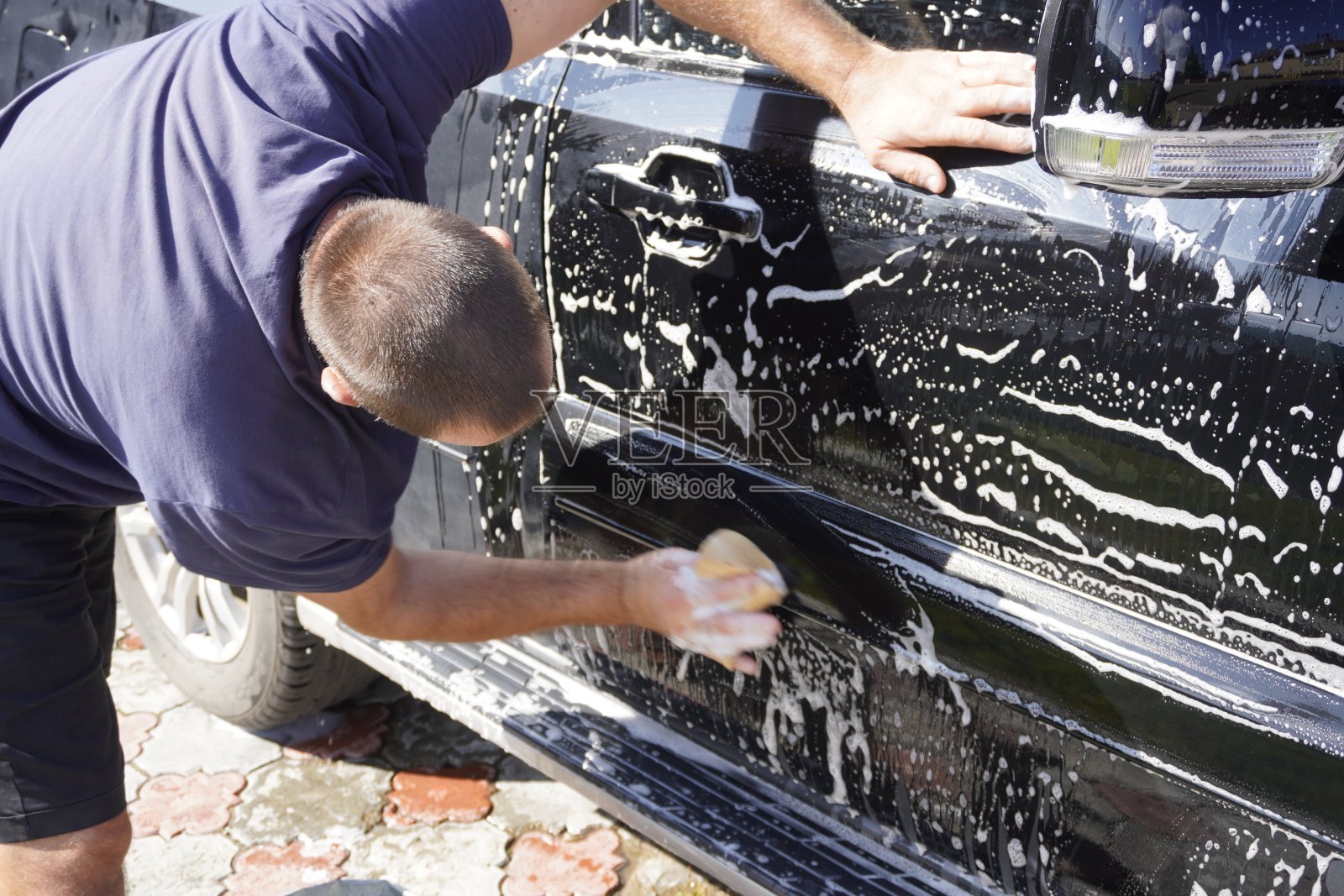男士洗车用洗车机-压力清洗机，洗发水，海绵和超细纤维汽车毛巾照片摄影图片