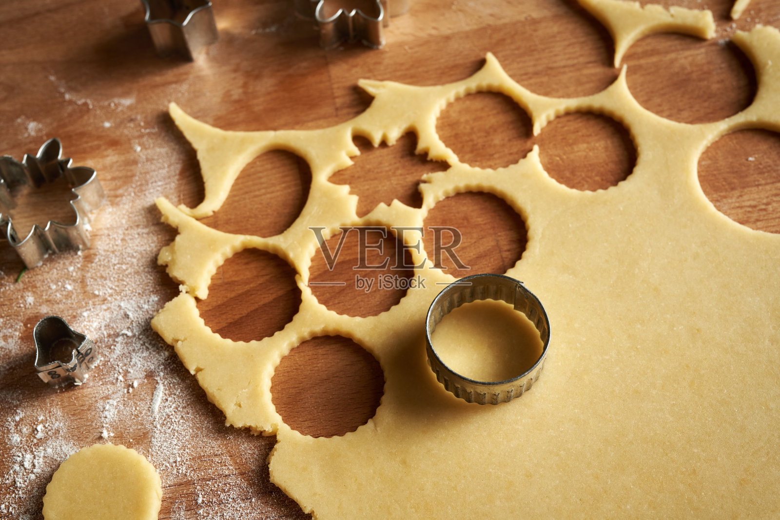 从擀好的面团上切出形状，准备传统的林策圣诞饼干照片摄影图片