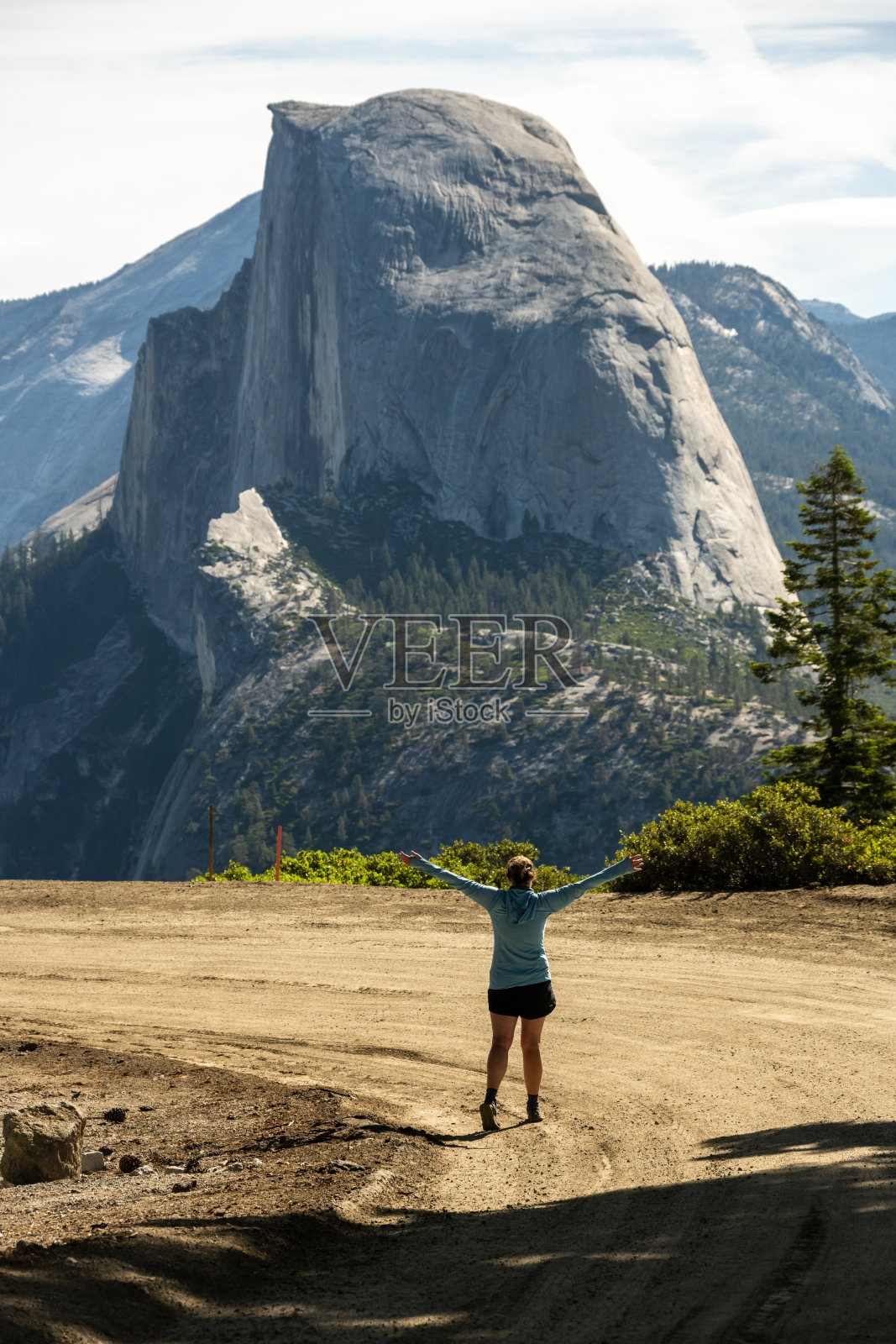 妇女在半圆顶前举起双臂照片摄影图片