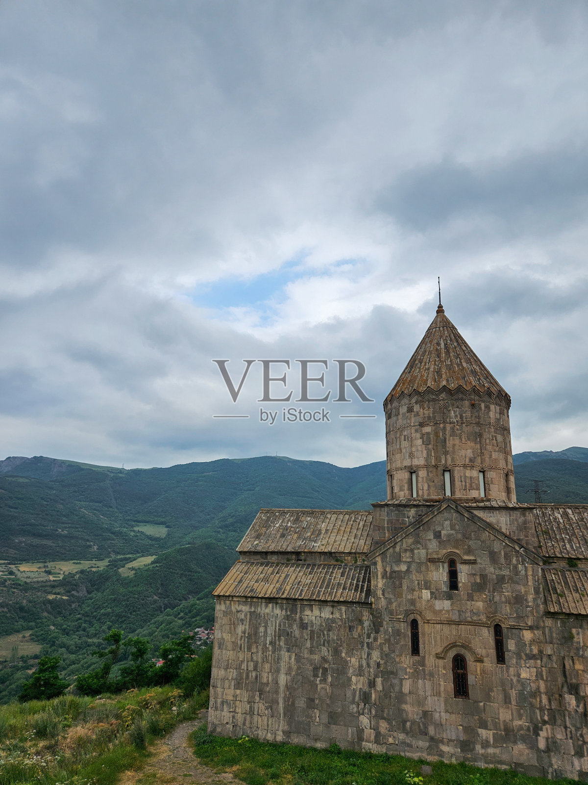 风景如画的群山环抱着大捷夫寺照片摄影图片