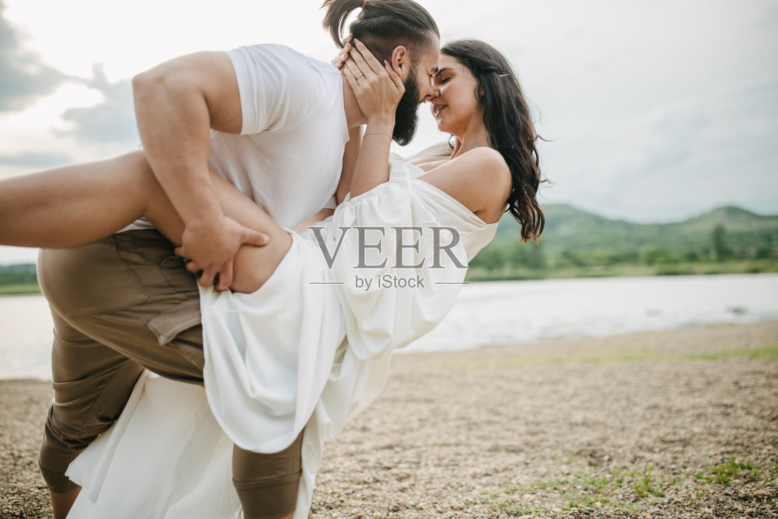 热恋中的年轻情侣照片摄影图片