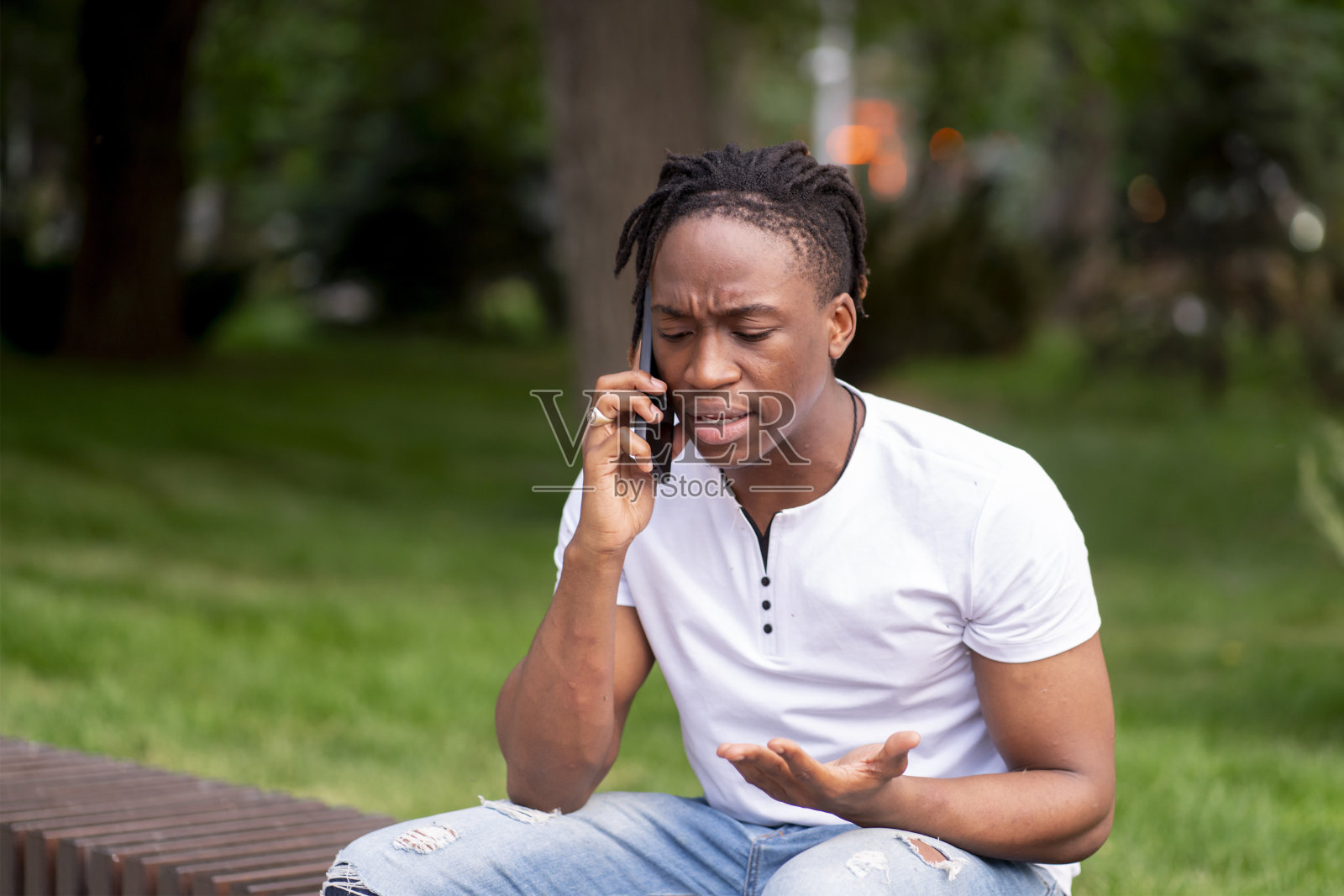 愤怒的男性接听电话，表现出消极的愤怒情绪照片摄影图片