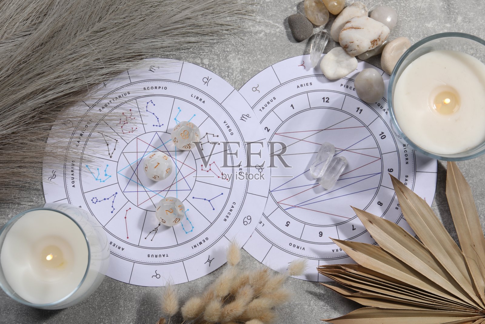 黄道轮，出生图，燃烧的蜡烛，占星骰子和石头在灰色的桌子上，平躺照片摄影图片