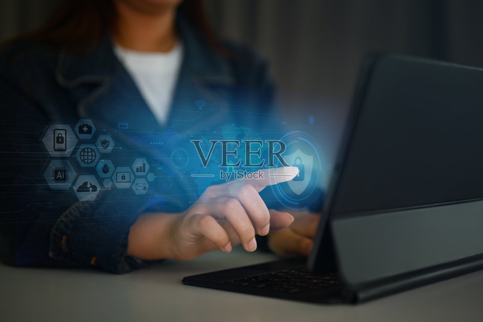 女商人按下虚拟屏幕上的锁图标，访问商业数据网络。互联网安全概念照片摄影图片