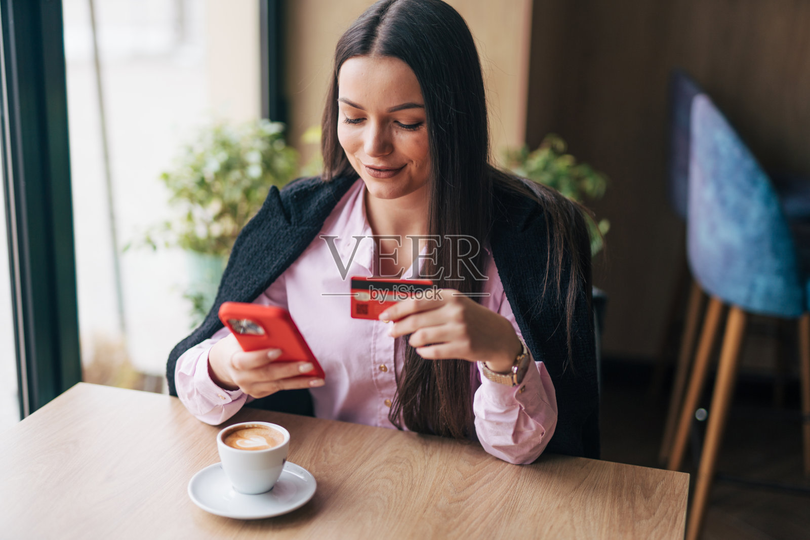 一位女士用信用卡在网上购物照片摄影图片