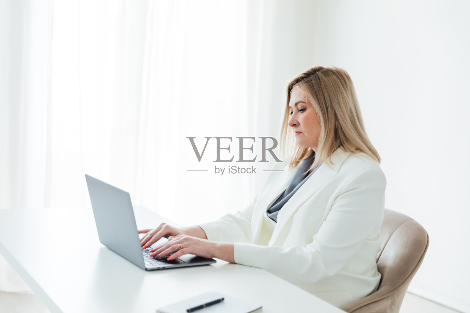 女商人在办公室用笔记本电脑上网照片摄影图片