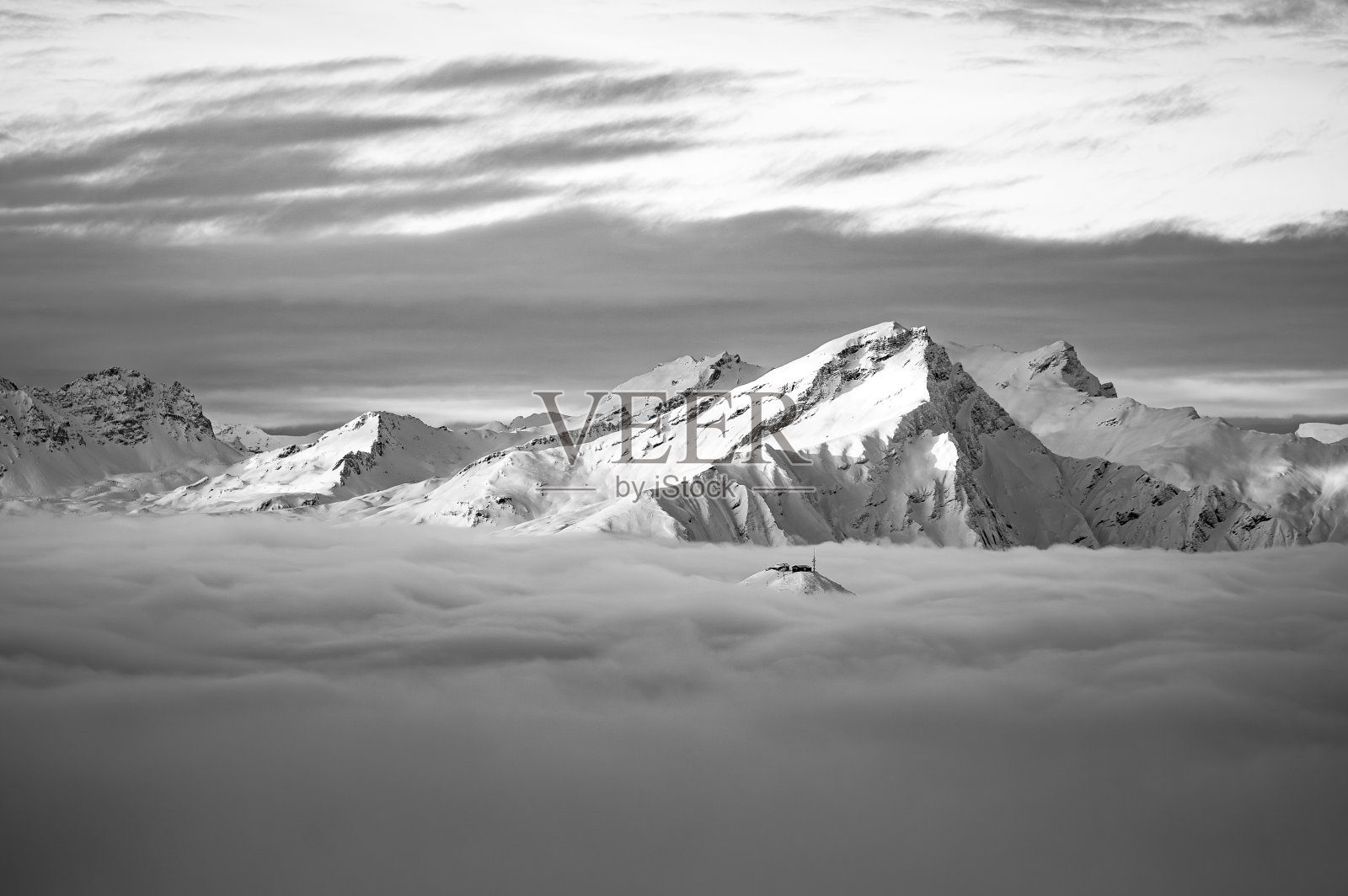 刚下的雪覆盖了迷雾的海洋照片摄影图片