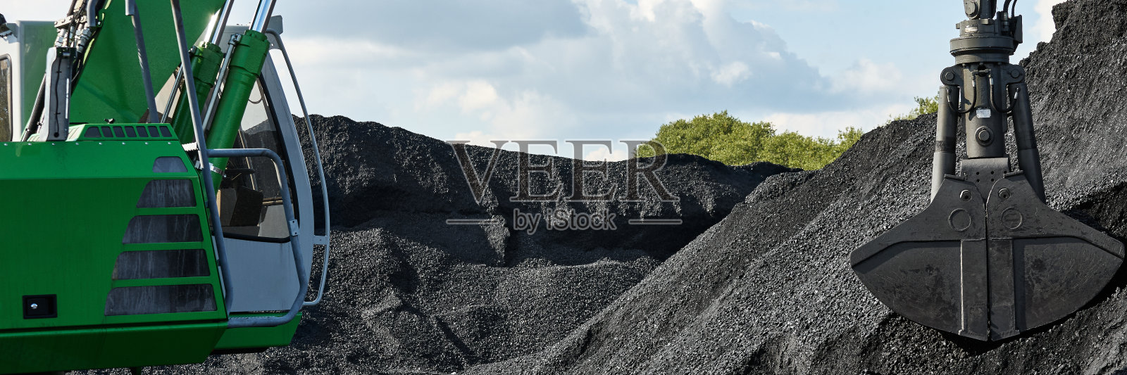 挖机装煤，堆垛煤照片摄影图片