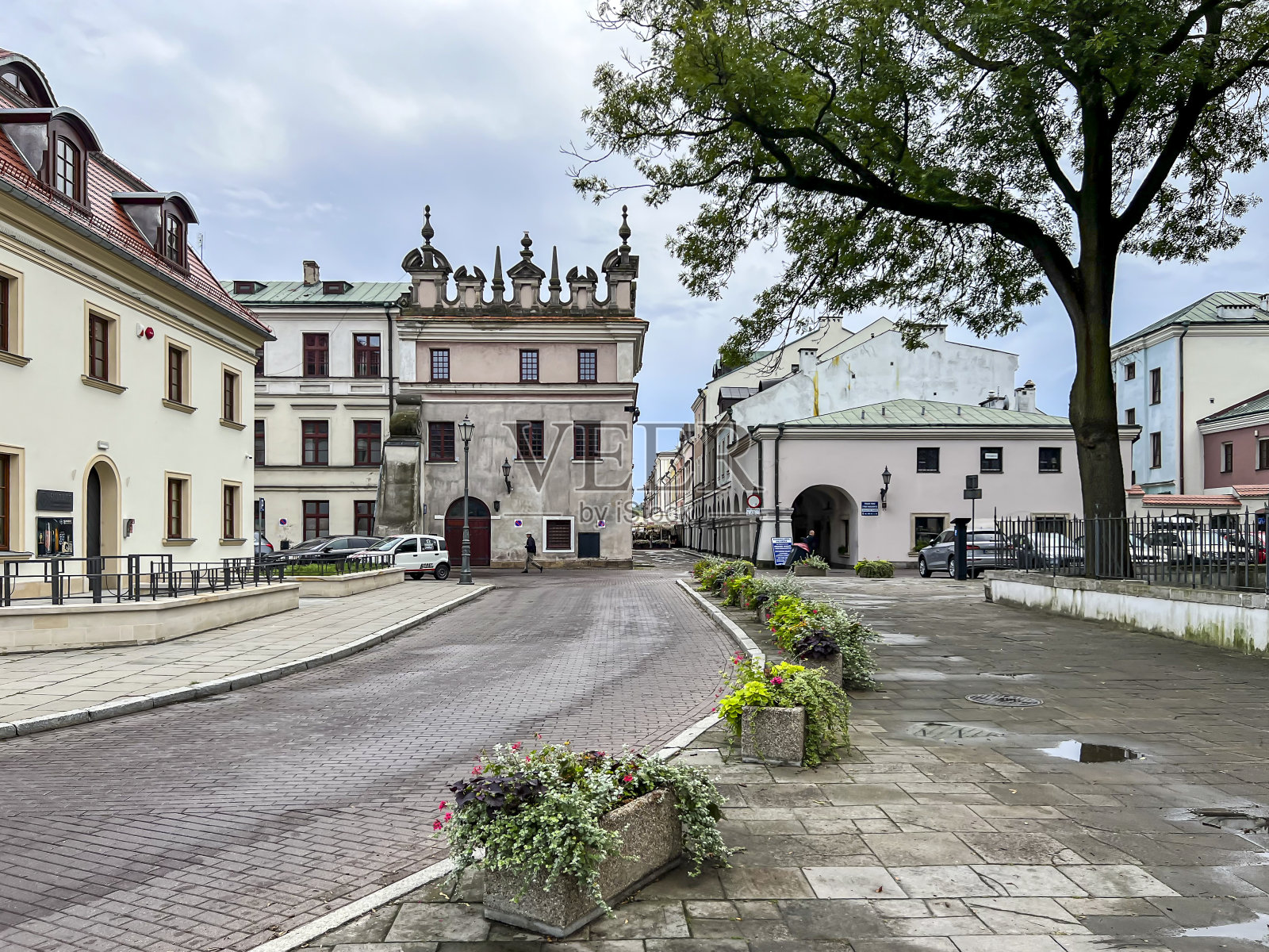 波兰，扎莫什，2023年9月3日:这是一个老城，许多老房子里都有拱廊，尤其是在广场上照片摄影图片