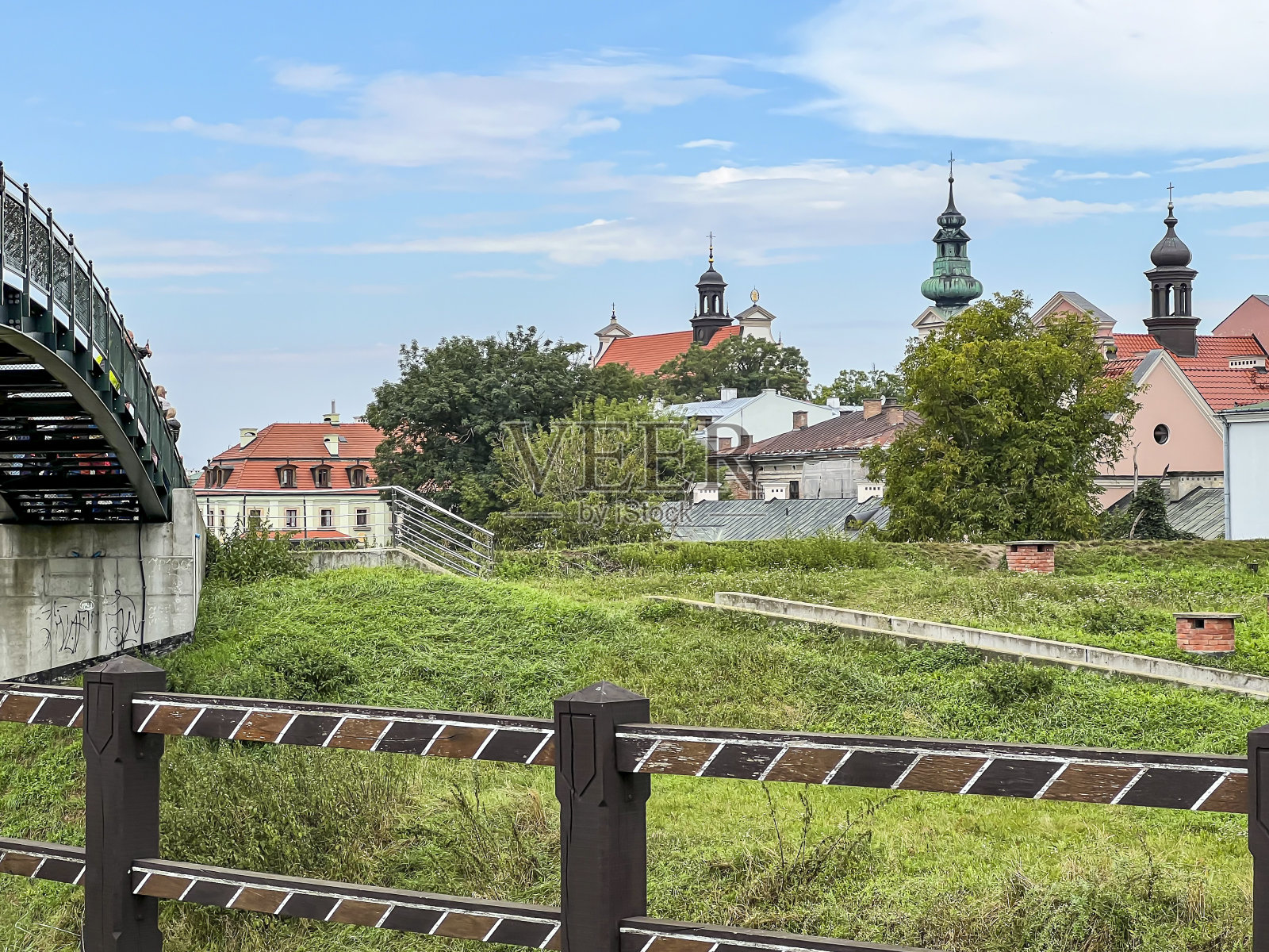 2023年9月3日，波兰扎莫茨:主和圣徒托马斯复活的钟楼和大教堂照片摄影图片