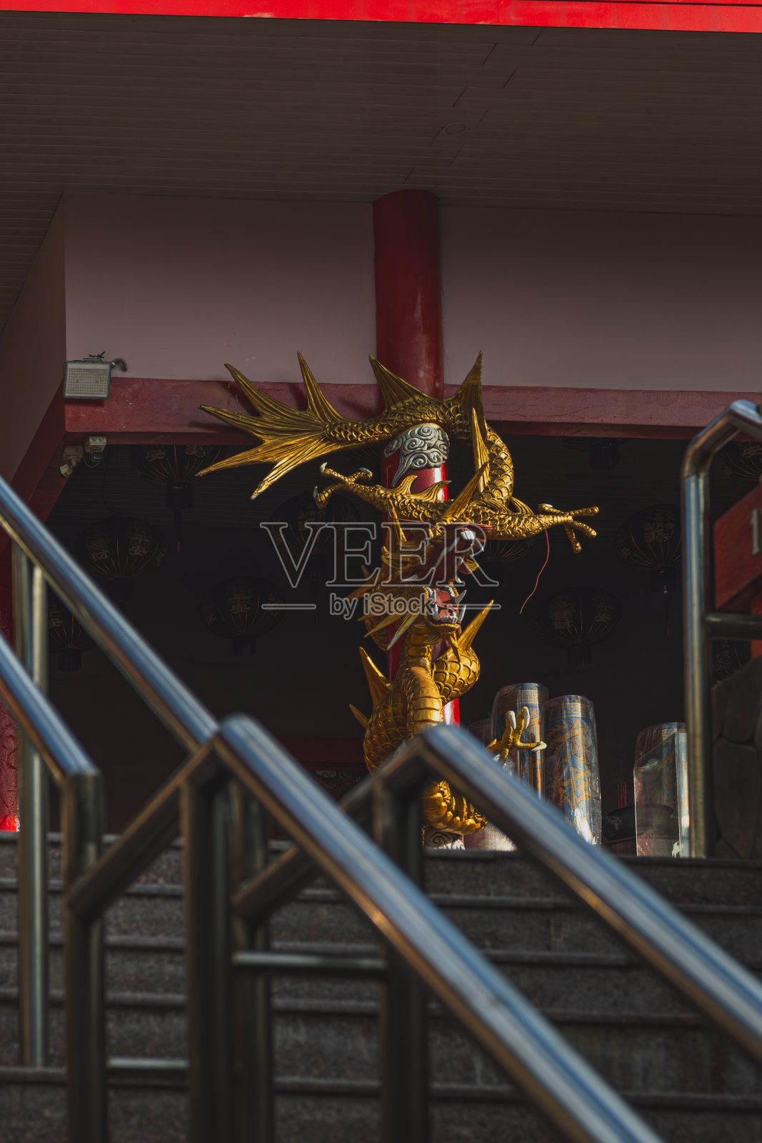 守护寺庙入口的龙。照片摄影图片