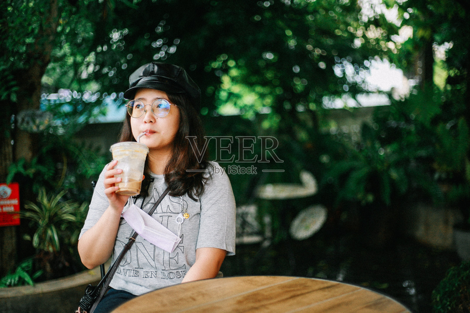 可爱胖乎乎的宅女照片摄影图片