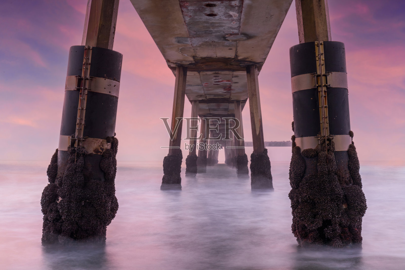 在太平洋市政码头下面。太平洋，圣马特奥县，加利福尼亚州，美国。照片摄影图片