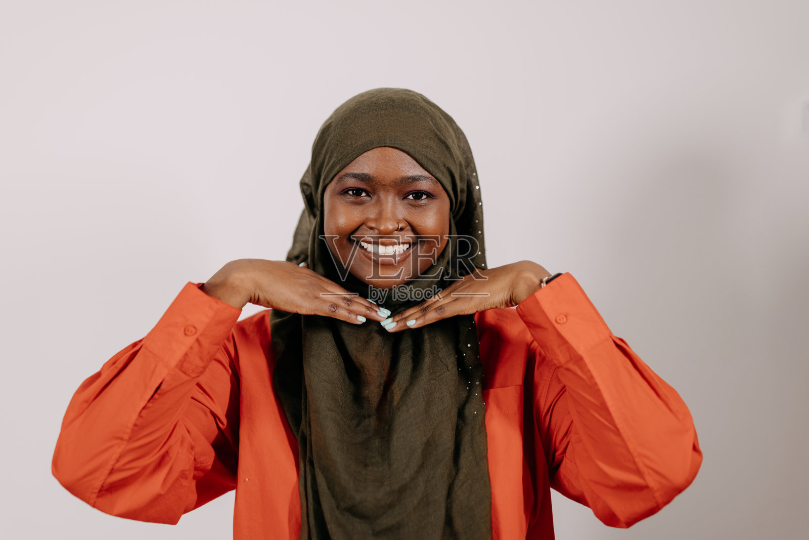 明亮的微笑在一个舒适的家庭环境照片摄影图片