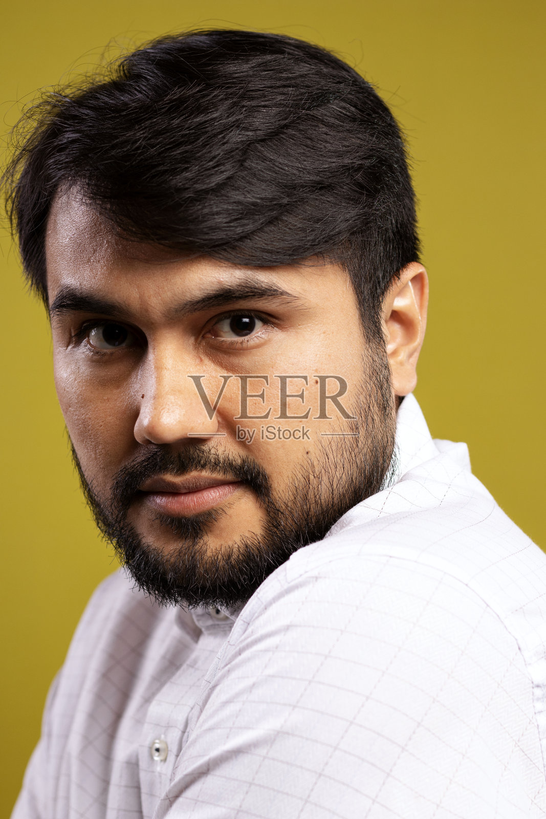 穿白衬衫的巴西人照片摄影图片