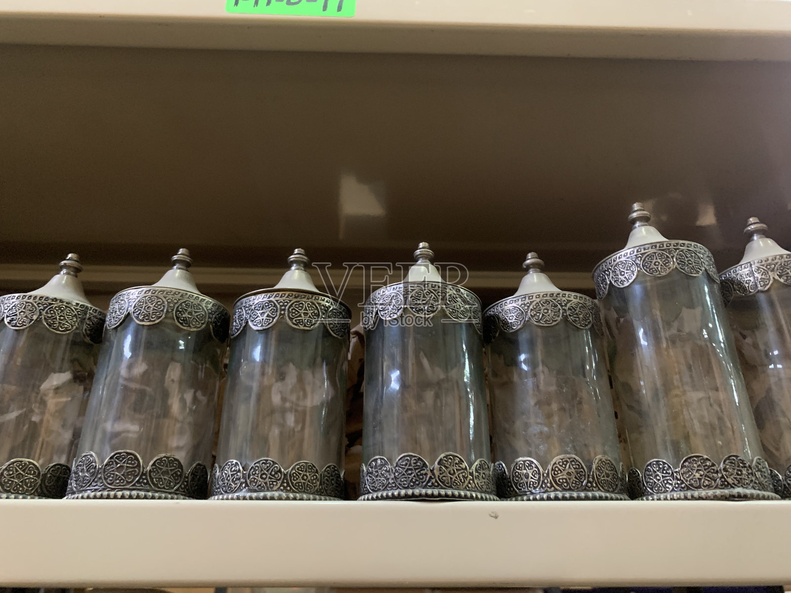 仓库中带盖的玻璃罐照片摄影图片