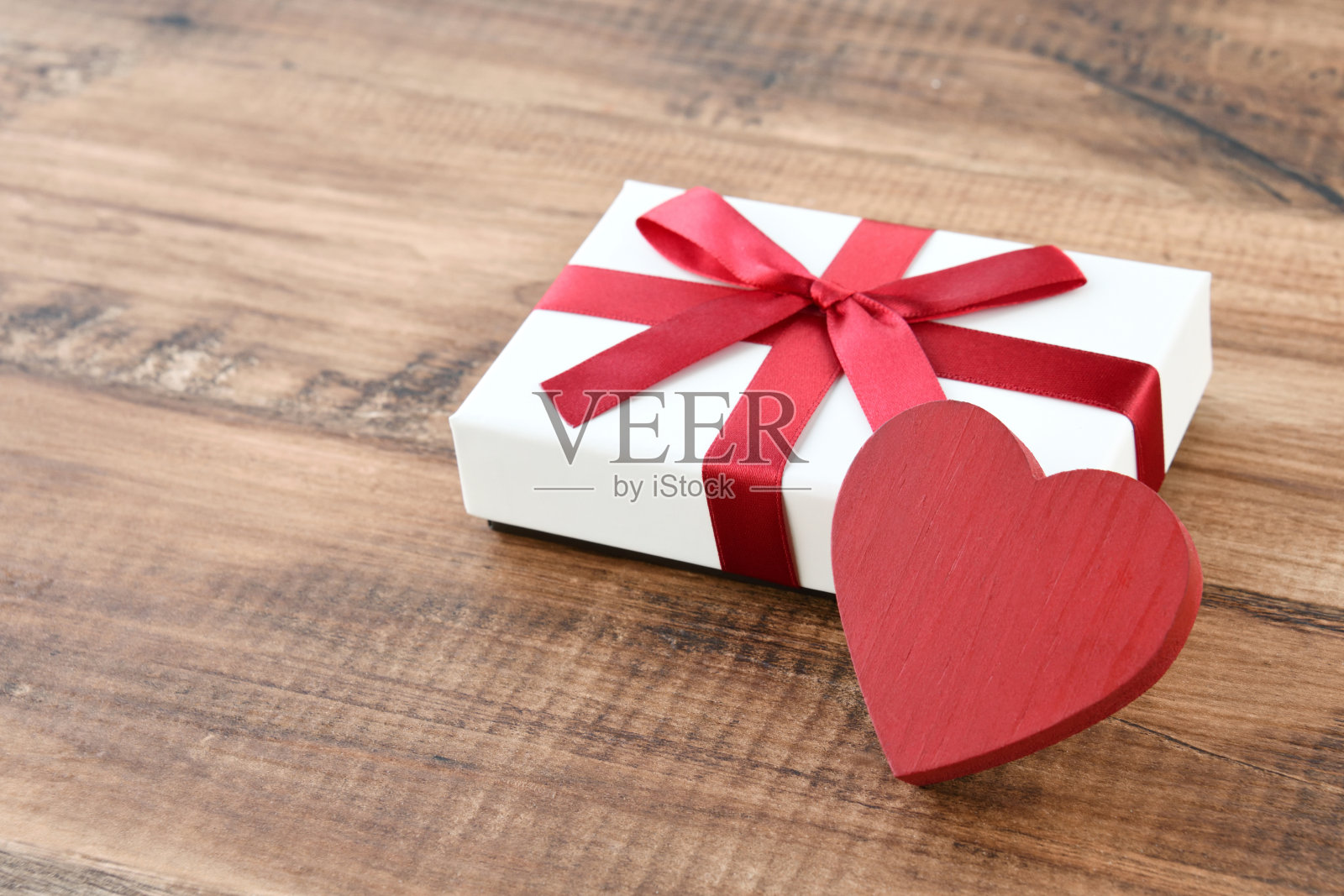 棕色木桌上的爱心物品和礼品盒照片摄影图片