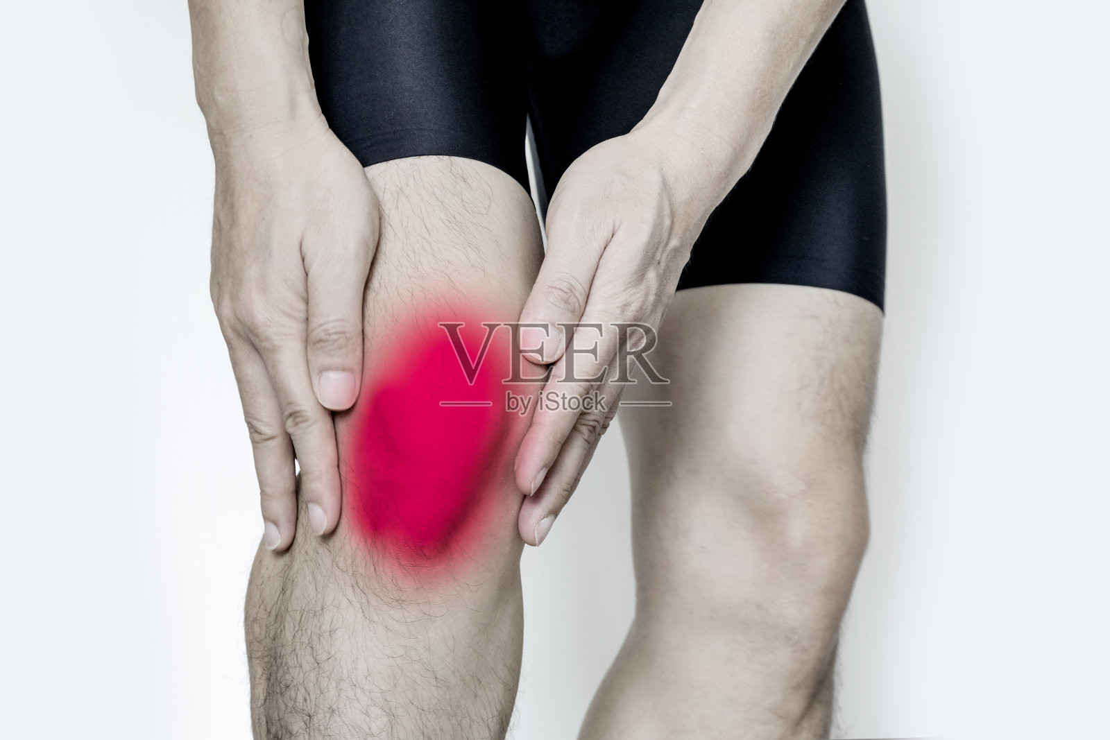 他把手放在膝盖上，痛点来自骨关节炎和骨骼疾病，医学概念和治疗方法照片摄影图片