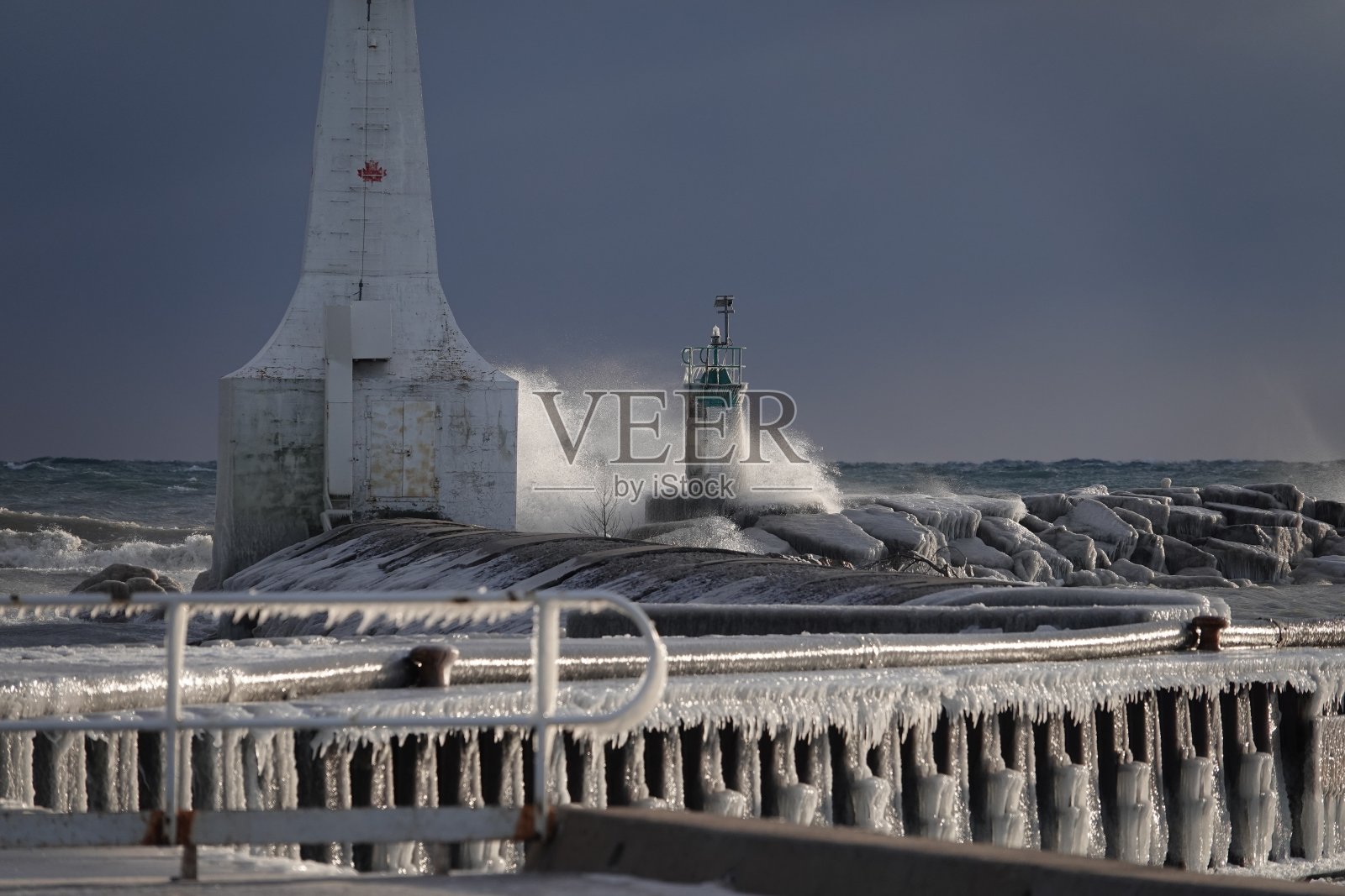 拥抱冬天照片摄影图片