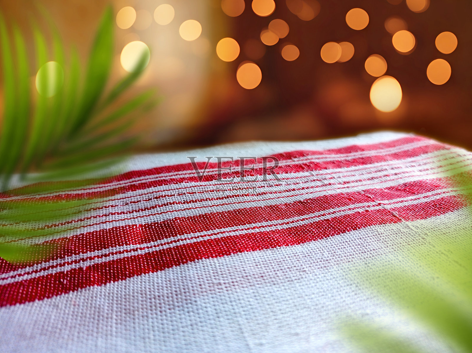 伽莫萨是阿萨姆邦传统的纺织品图案。它是一块带有红色条纹和红色图案的白色布，在比胡使用，类似于乌克兰和俄罗斯的图案。照片摄影图片