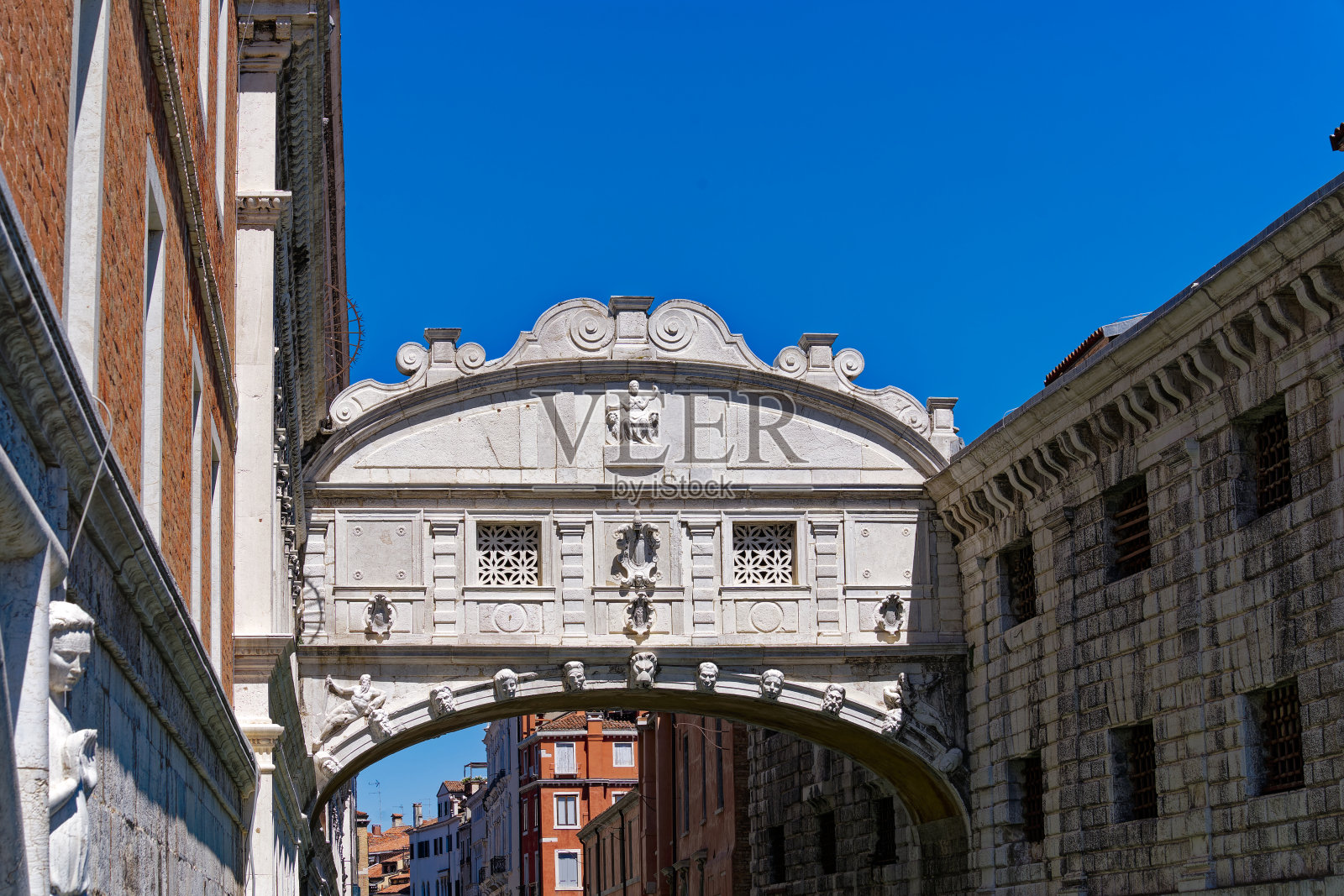 仰望意大利威尼斯的白色石桥，蓝天为背景。照片摄影图片