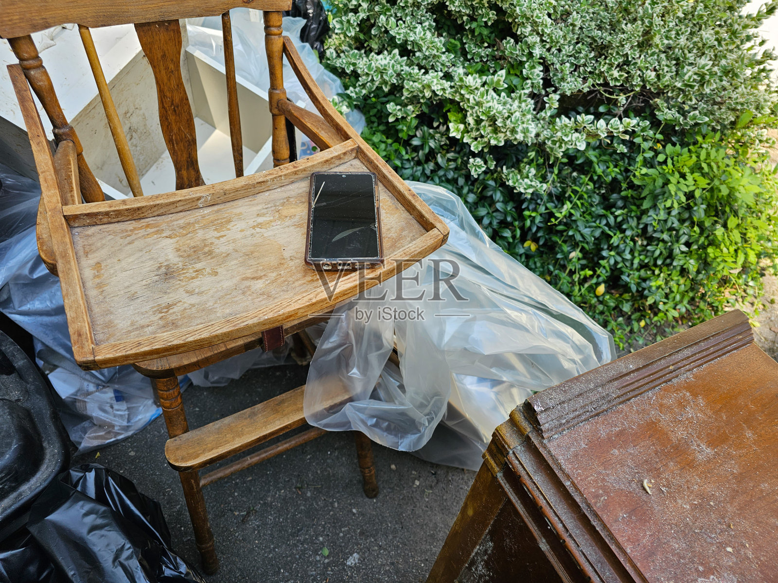 高脚椅上的手机照片摄影图片