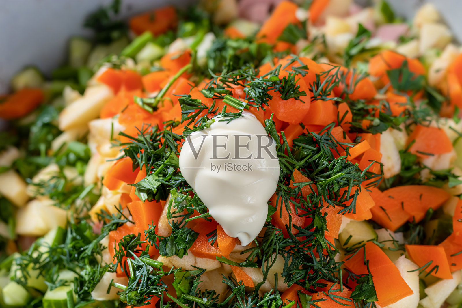 鲜亮的切碎的蔬菜做沙拉。照片摄影图片