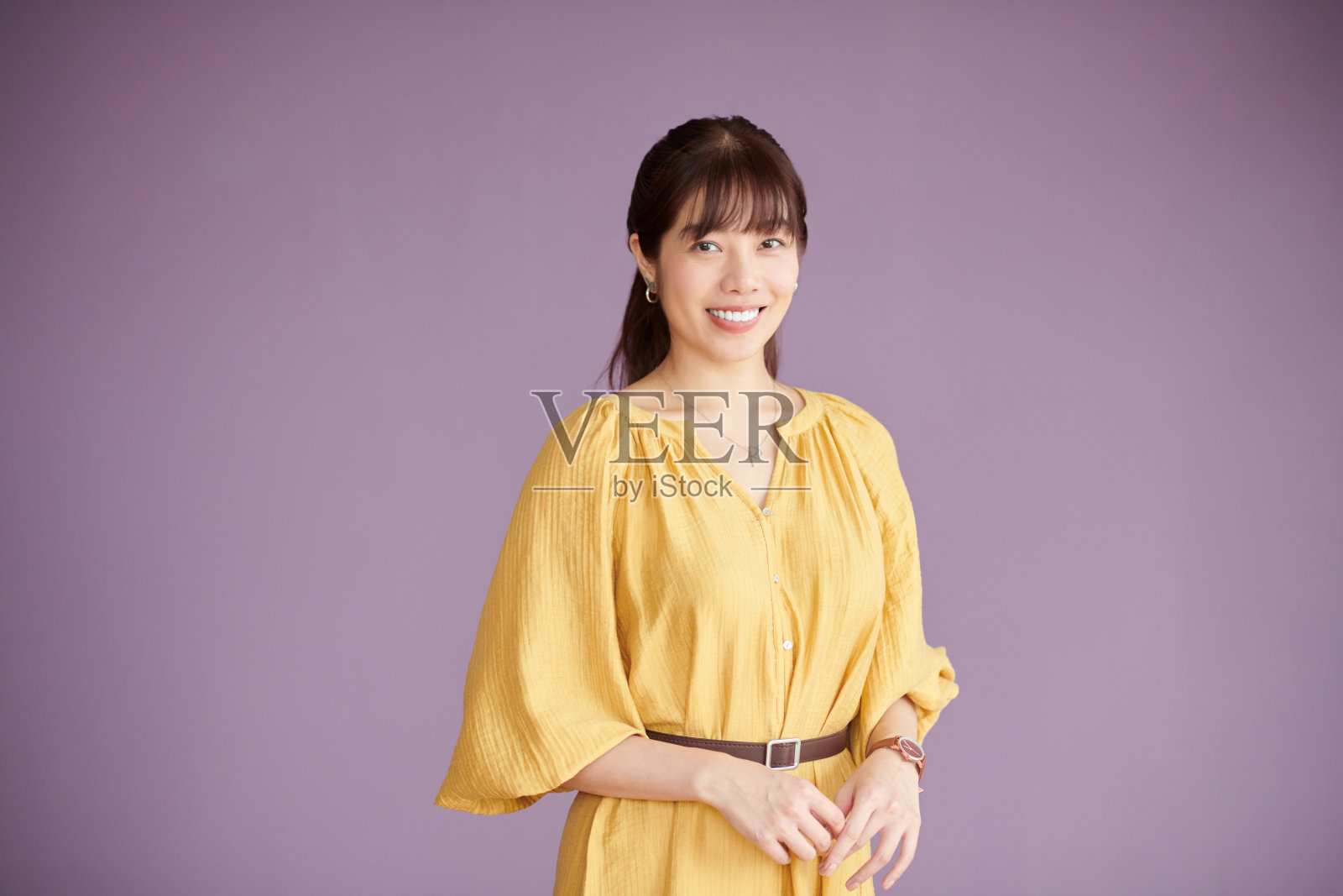 穿黄色连衣裙的年轻女商人照片摄影图片